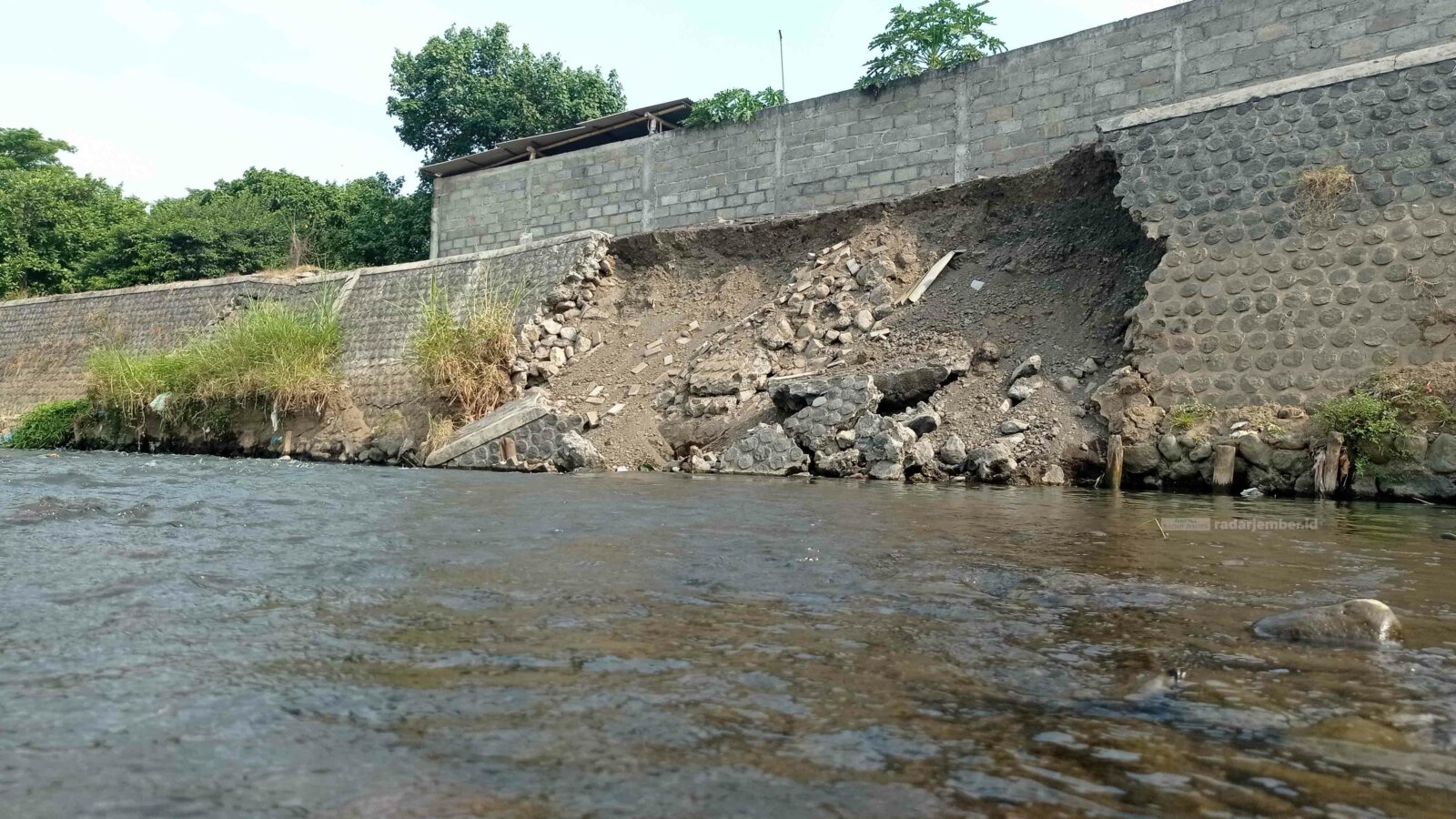 TERKIKIS: Kondisi sempadan Sungai Kaliasem, Rogotrunan, yang terkikis. Aliran sungai dan hujan deras jadi ancaman kikisan sempadan semakin panjang dan parah.