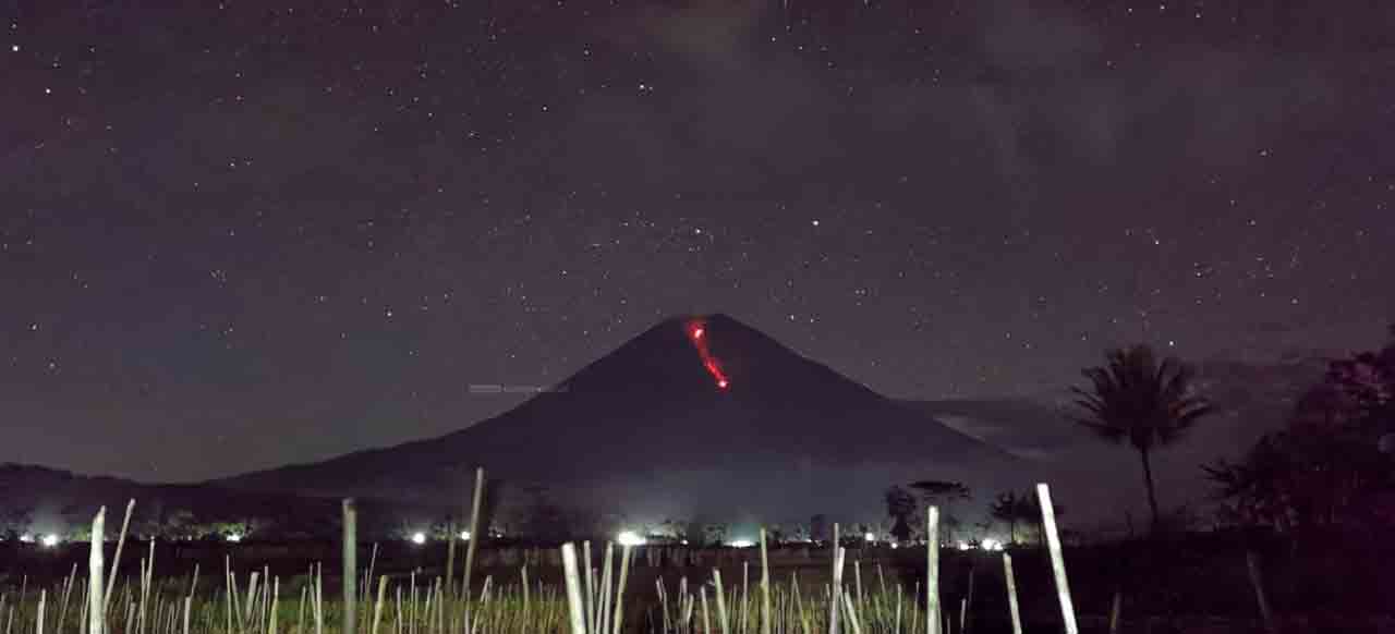 KELUARKAN LAVA: Aktivitas Gunung Semeru yang sejak kemarin mulai mengkhawatirkan karena mengeluarkan lava pijar sepanjang dua kilometer.