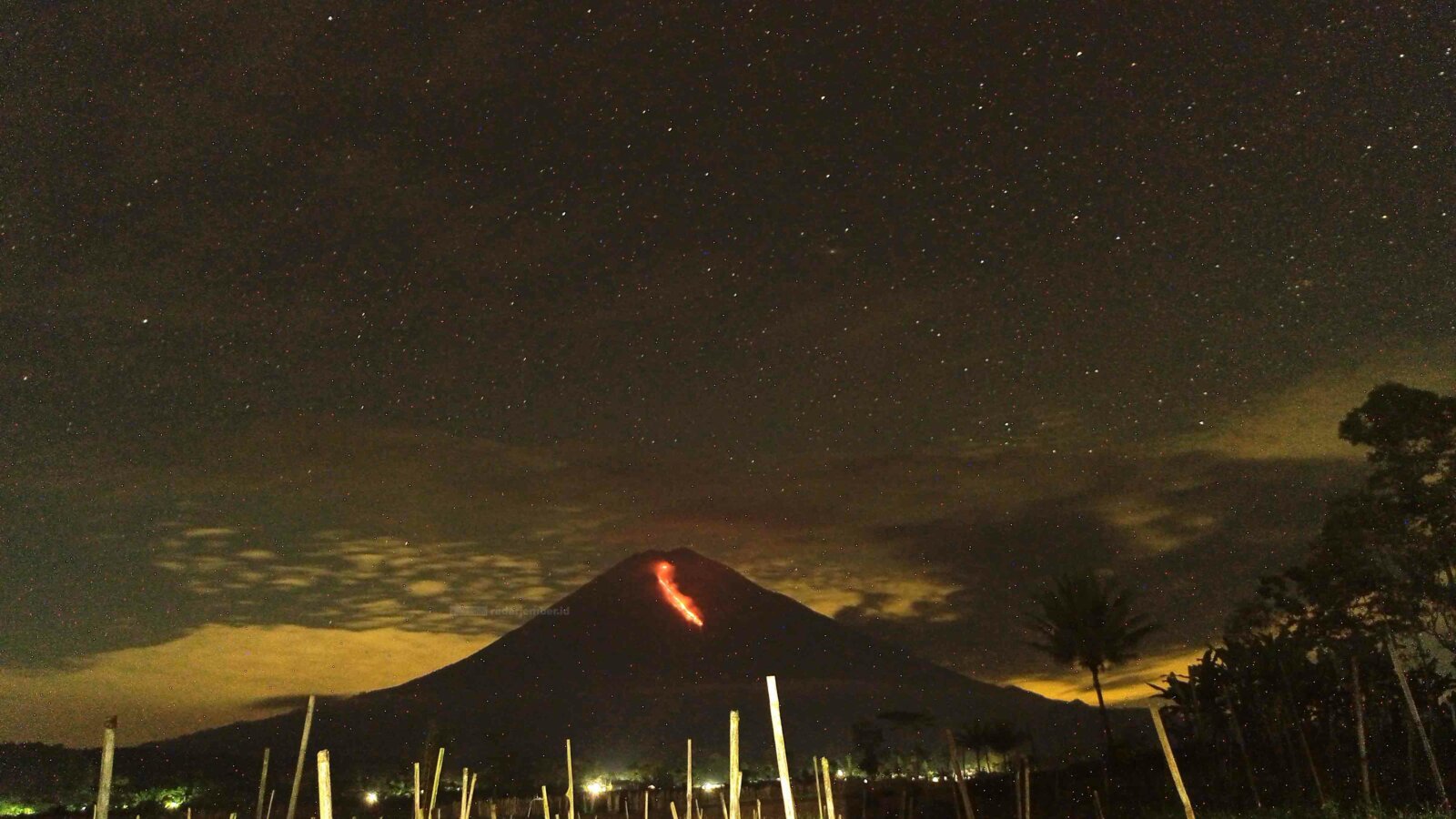 KELUAR LAVA: Aktivitas Gunung Semeru pada malam hari beberapa waktu lalu. Saat itu, gunung tertinggi di Pulau Jawa ini kembali mengeluarkan lavanya.
