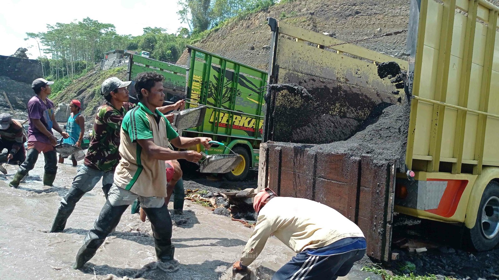 NEKAT: Sejumlah warga tetap nekat menambang pasir di Curah Kobokan, Supiturang, Pronojiwo, kemarin. Curah hujan dan aktivitas Gunung Semeru yang tinggi menyebabkan penambang semakin waswas.