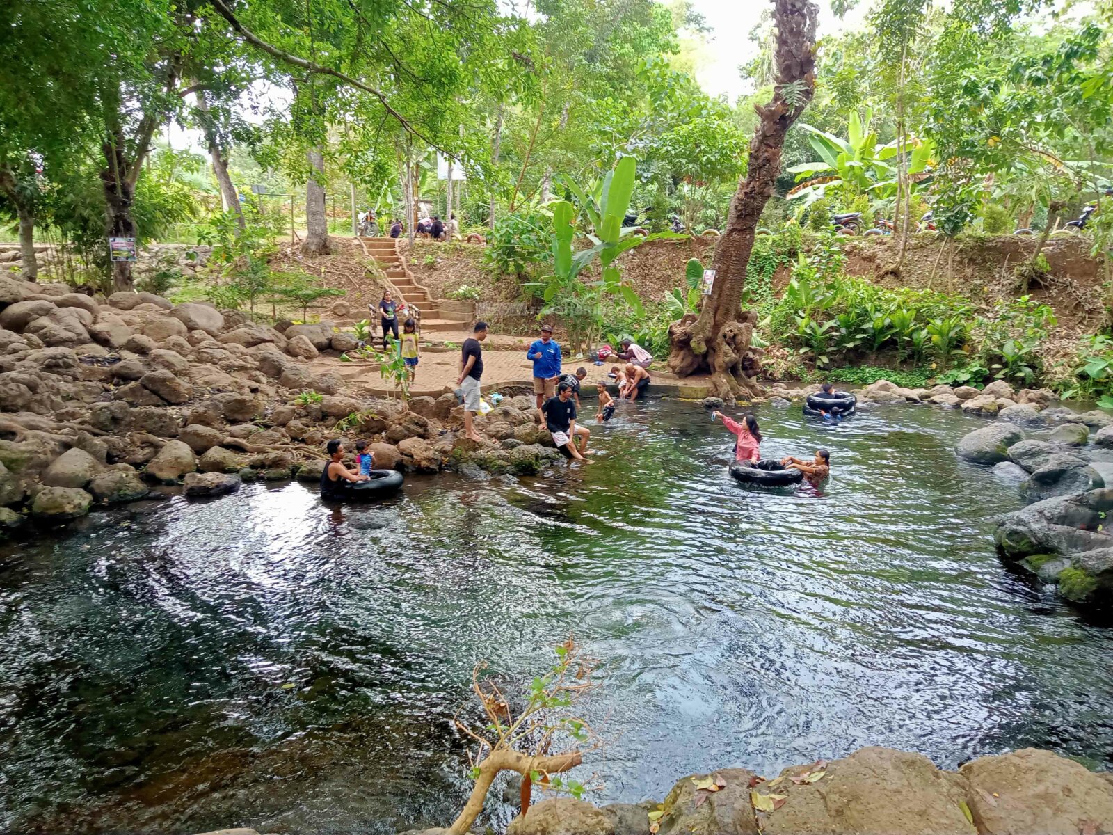 RAMAI: Objek wisata Sumber Mrutu yang terletak di Desa Pandansari, Kecamatan Kedungjajang, terpantau beroperasi. Tidak sedikit warga yang datang untuk berwisata.