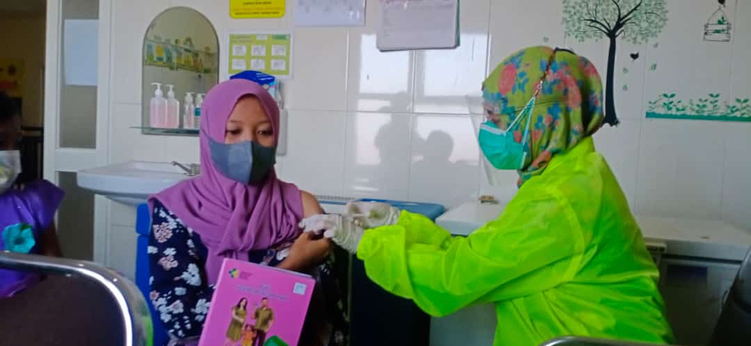 DISUNTIK: Salah satu ibu hamil (bumil) menerima suntikan vaksin jenis Sinovac di Puskesmas Tempeh, beberapa waktu lalu. Hingga pekan kemarin, sebanyak 463 bumil sudah divaksin.
