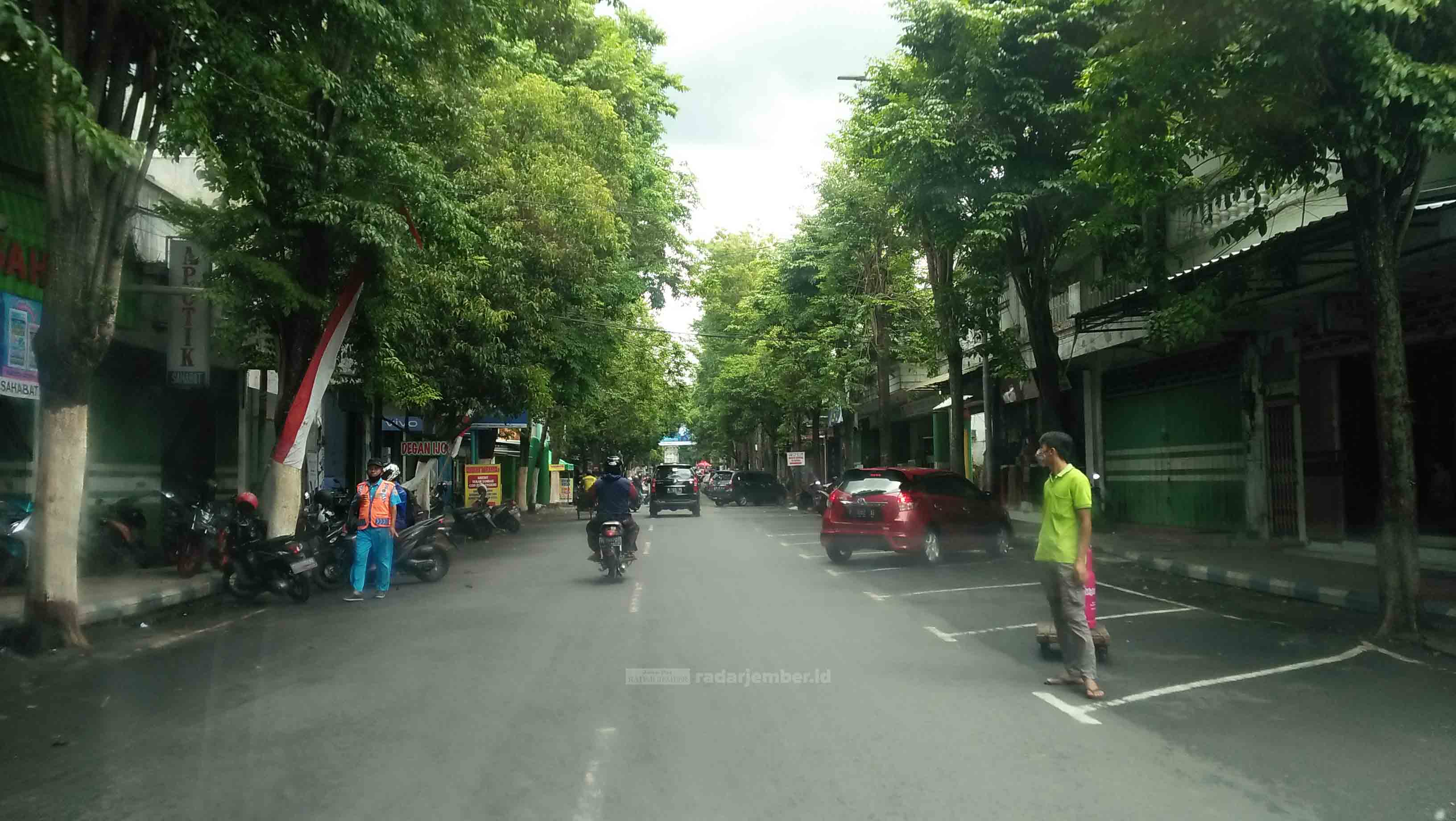 JADI WAJIB PAJAK: Suasana pertokoan serta restoran di kawasan kota Bondowoso. Mereka salah satu sumber PAD Bondowoso. Restoran dan hotel di Bondowoso sudah harus siap menggunakan alat transaksi elektronik guna memudahkan laporan pajak.