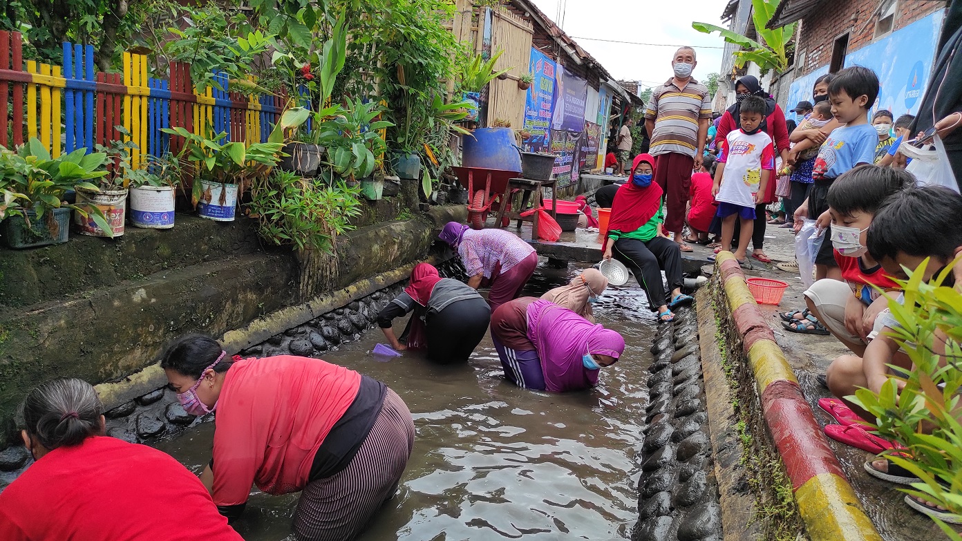 MERIAH: Sejumlah warga RW 08 Kelurahan Jogoyudan memeriahkan festival Nggogoh Iwak di salah satu anak sungai, kemarin. Festival tersebut dilakukan untuk menyambut pemilihan ketua RW setempat.