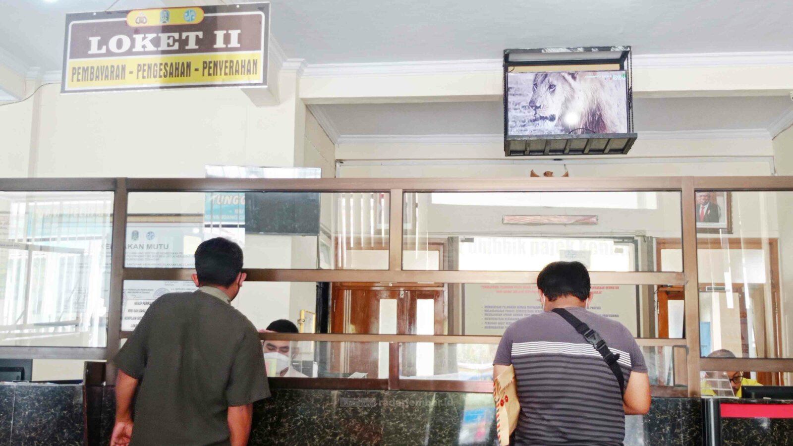 DAPAT DISKON: Sejumlah warga mengurus pemutihan pajak di Kantor Samsat Kabupaten Lumajang, kemarin. Kendaraan roda dua dan tiga mendapatkan diskon 20 persen. Sedangkan roda empat atau lebih mendapat sepuluh persen.
