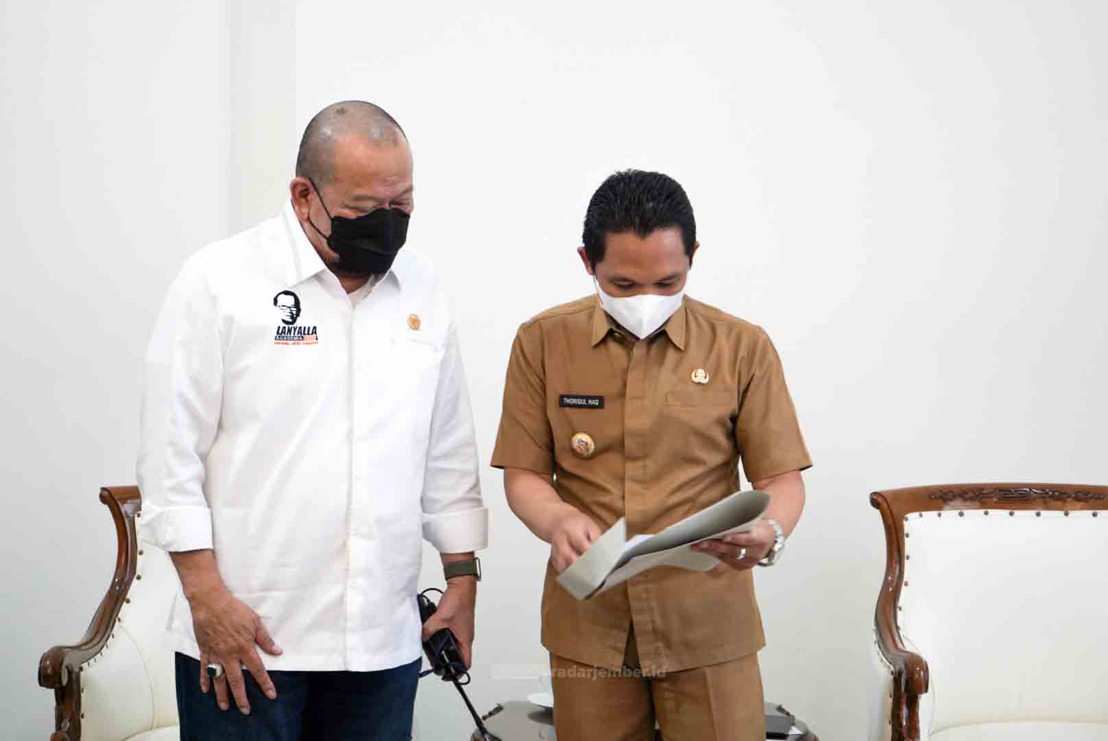 SERAHKAN: Bupati Lumajang Thoriqul Haq saat menyerahkan laporan bantuan untuk warga terdampak gempa bumi, beberapa bulan lalu, ke Ketua DPD RI AA La Nyalla Mahmud Mattalitti di Pendapa Arya Wiraraja.