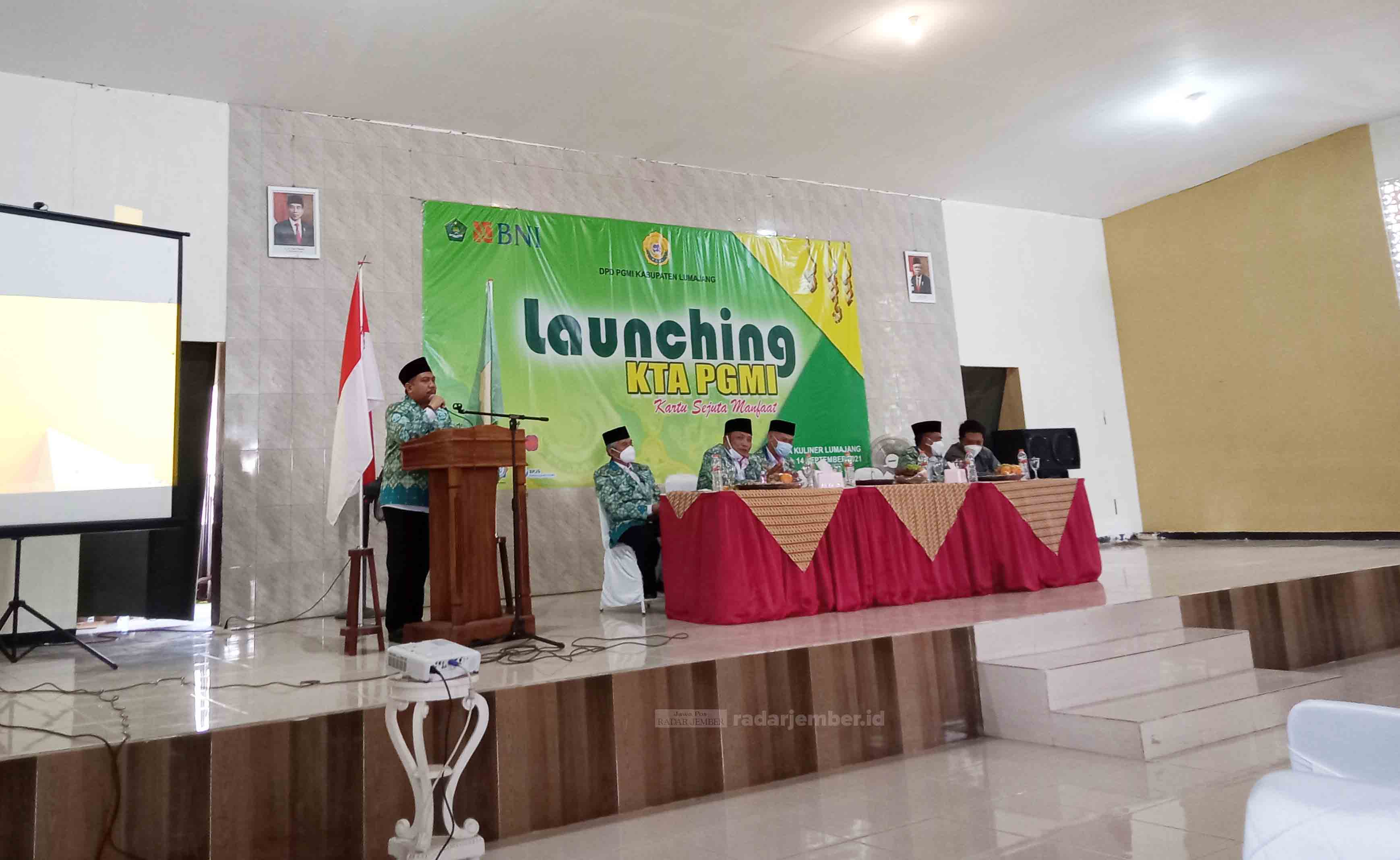 INGATKAN: Kepala Kantor Kemenag Lumajang Muhammad Muslim saat menyampaikan peran seluruh pihak dalam menangkal paham radikalisme. Guru punya peran besar dalam membentuk karakter murid.