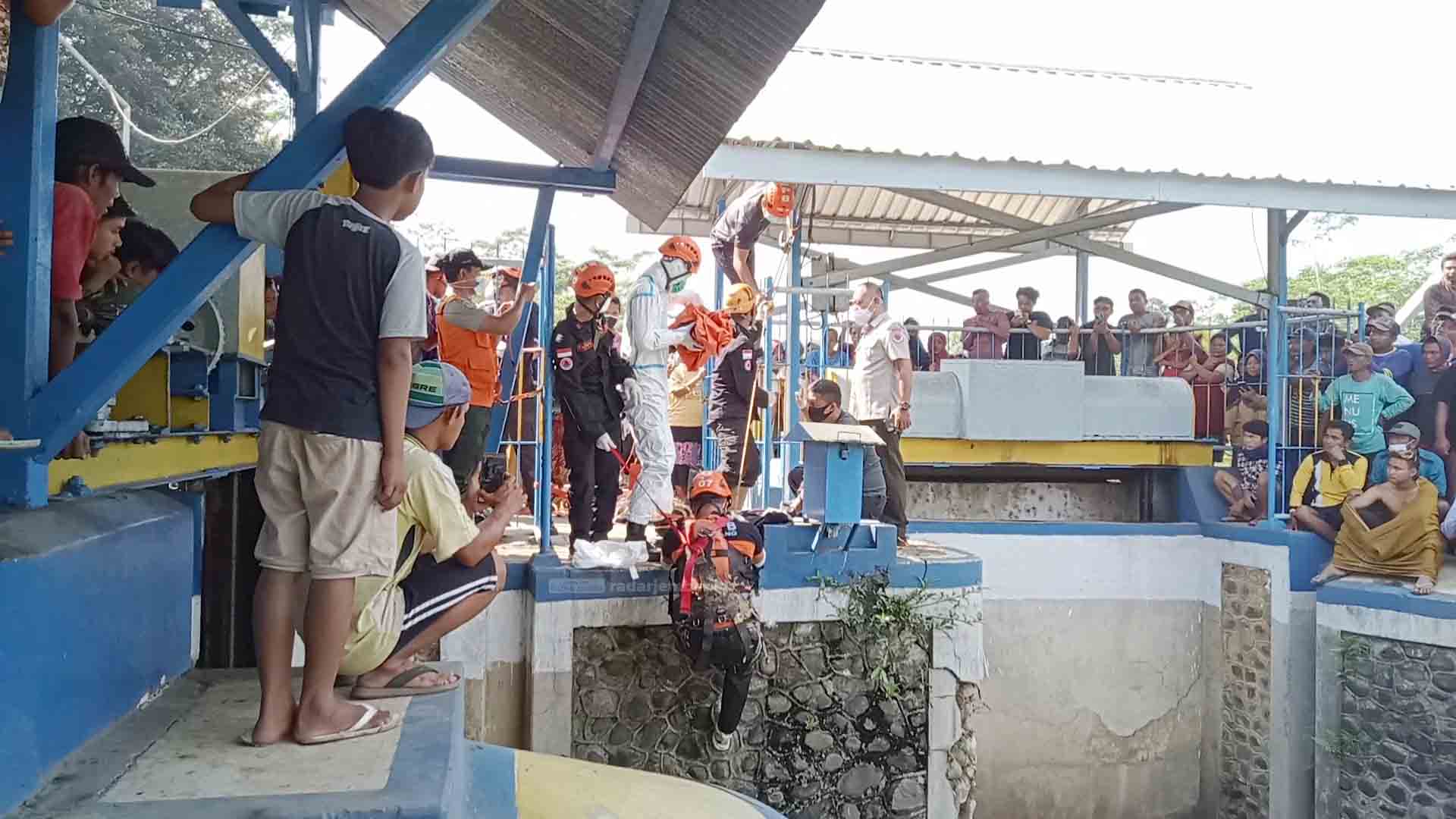 EVAKUASI: Petugas BPBD Lumajang saat melakukan evakuasi bayi yang diperkirakan berusia 8 bulan meninggal dunia mengapung di antara tumpukan sampah di Dam Umbul, Desa Banyuputih Lor, Kecamatan Randugung.