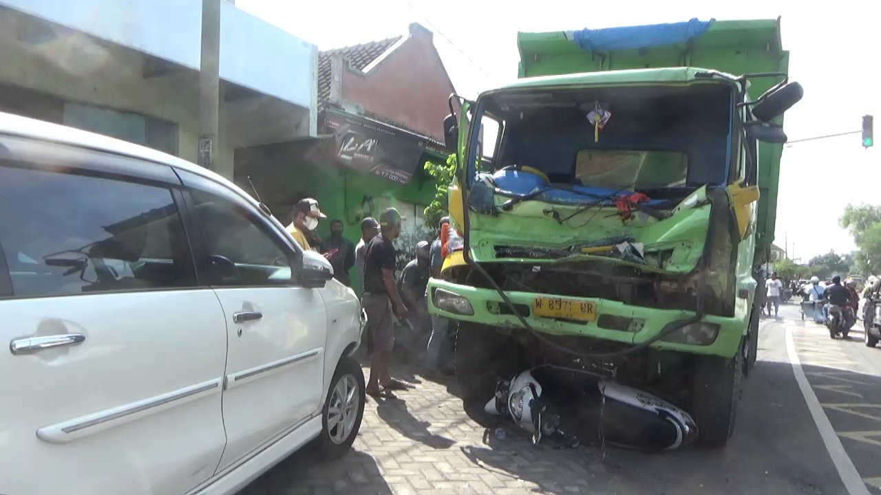 RINGSEK: Kondisi truk Fuso yang mengalami kerusakan pada bagian depan setelah menabrak empat kendaraan yang berada di depannya.