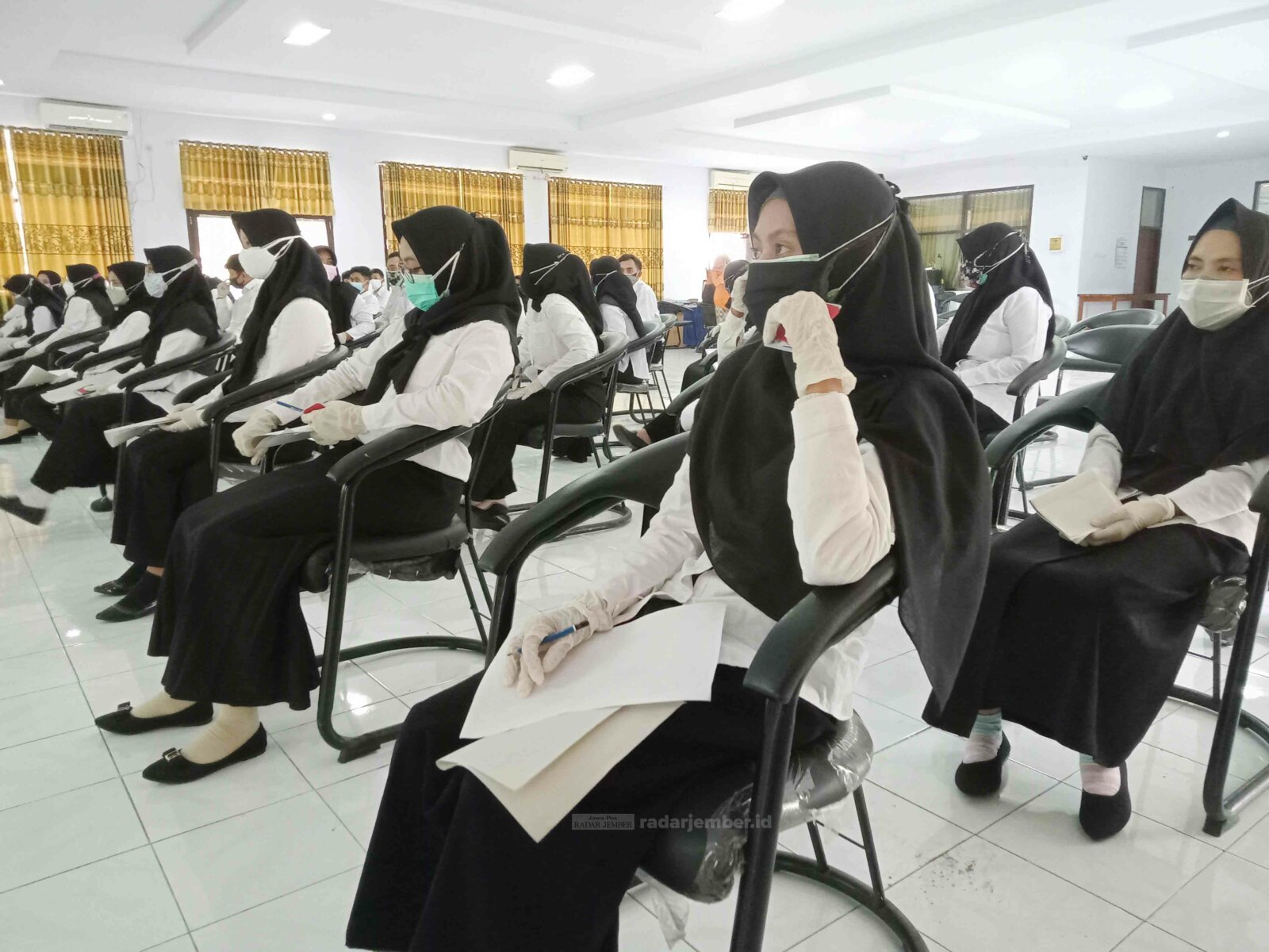 TUNGGU: Seluruh peserta seleksi kompetensi dasar (SKD) CPNS Lumajang saat menunggu antrean di ruang tunggu kantor Badan Kepegawaian Daerah (BKD). Sampai kemarin, ada 43 peserta yang sudah gugur.