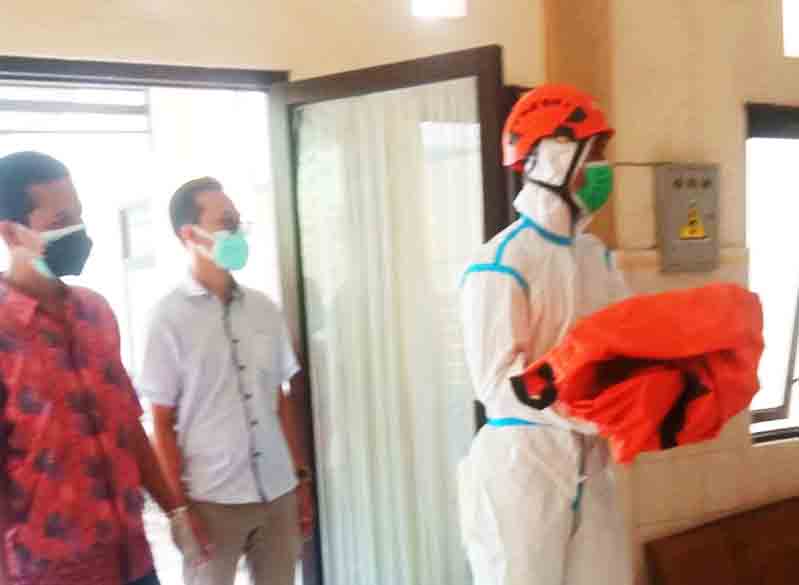 OTOPSI: Petugas BPBD Lumajang saat membawa mayat bayi ke kamar jenazah RSUD dr Haryoto, beberapa waktu lalu. Setelah diotopsi, diketahui bahwa berat badannya hanya 850 gram.