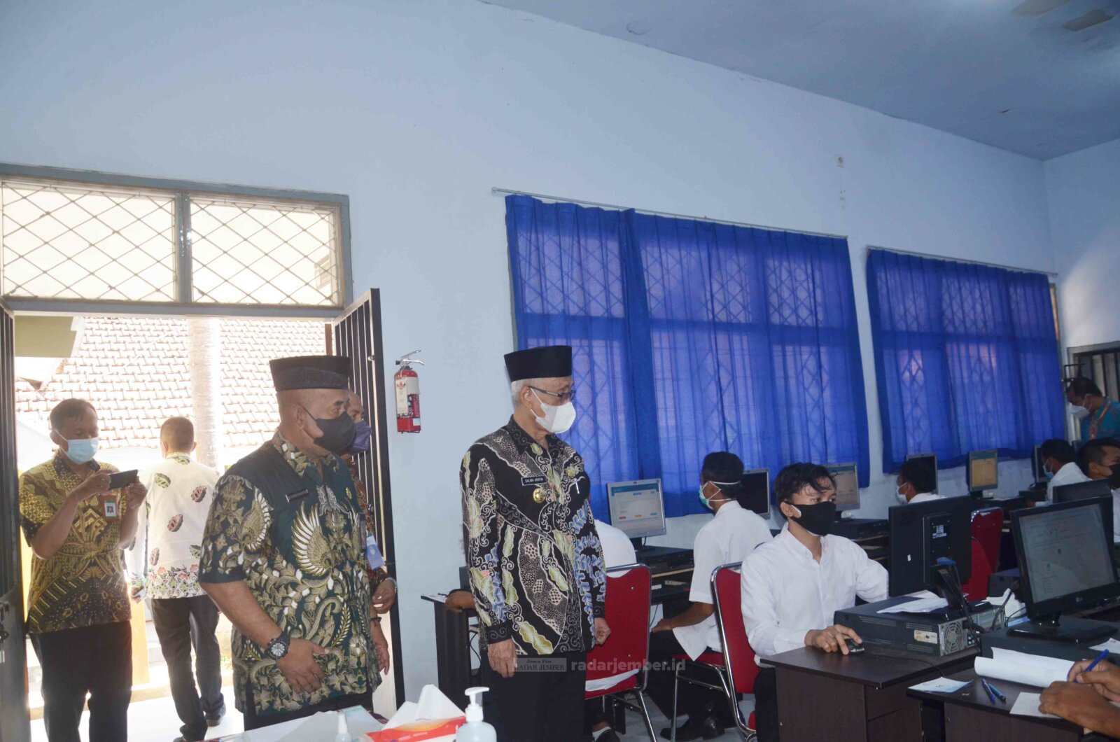 KUNJUNGAN: Bupati Bondowoso ketika memantau langsung peserta yang sedang mengikuti ujian PPPK di tiga lembaga sekolah.