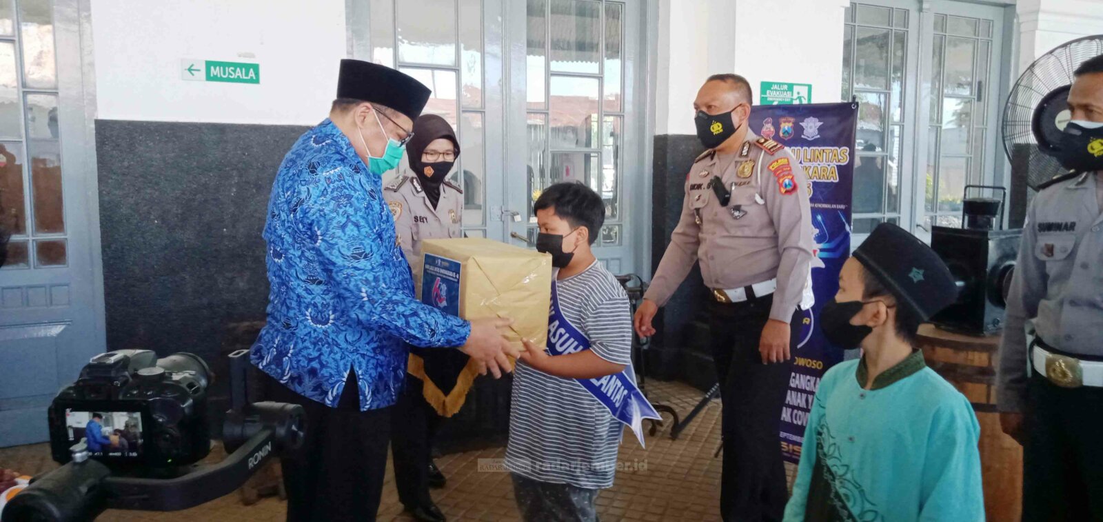 SANTUNAN: Wakil Bupati Bondowoso Irwan Bachtiar Rahmat ketika memberikan santunan kepada anak yatim dalam rangka Hari Lalu Lintas Bhayangkara, kemarin. Mereka menjadi anak yatim karena orangtuanya meninggal dunia terpapar Covid-19.