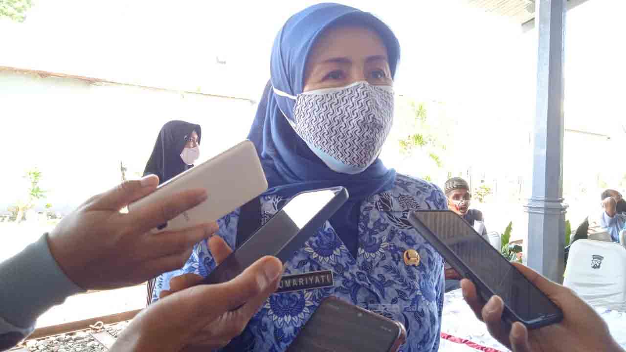 BERI PERHATIAN: Sumaryati, Kepala Bidang Perlindungan Perempuan dan Perlindungan Anak (PP dan PA) DPPKB Bondowoso ketika memberikan keterangan kepada sejumlah awak media.