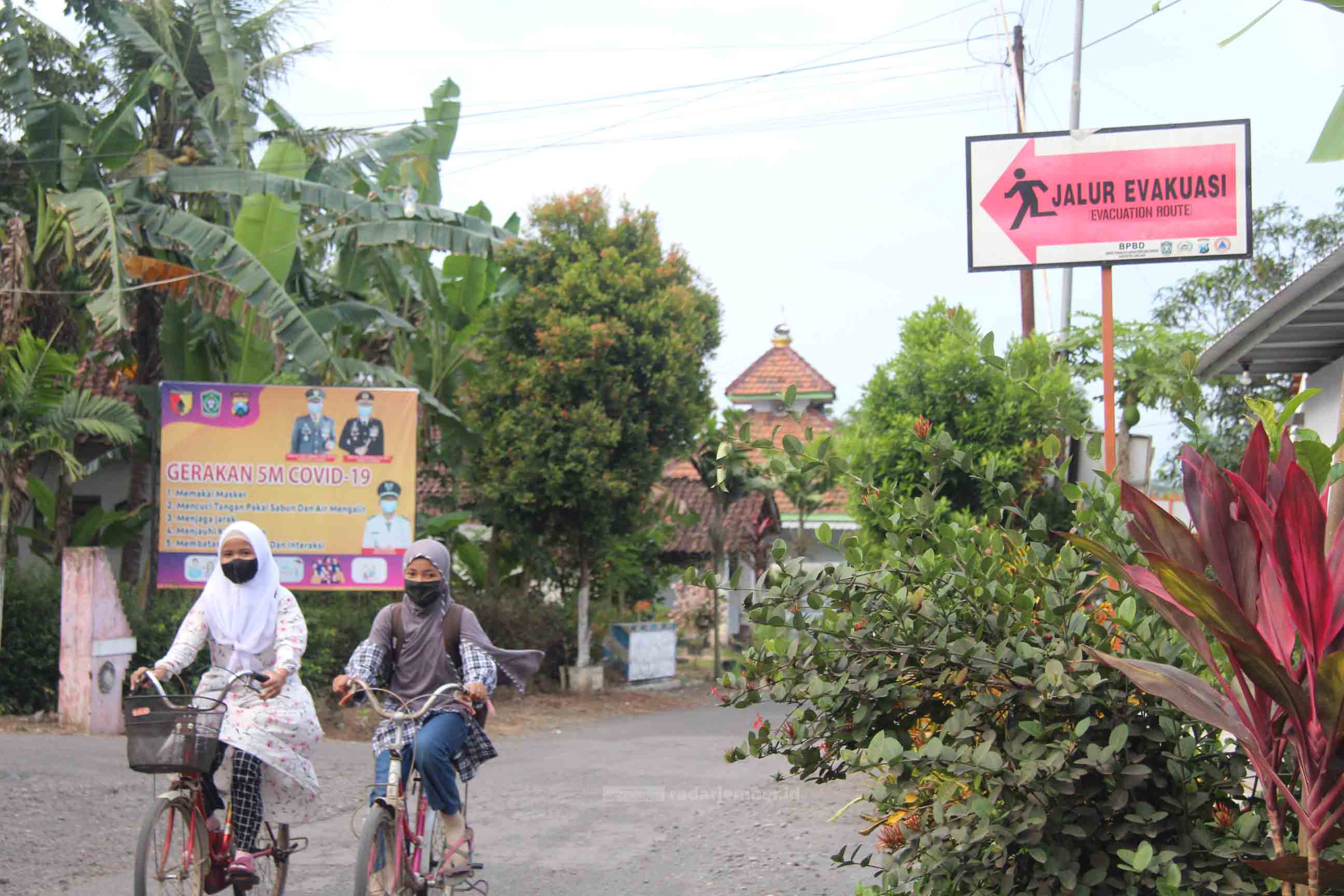 TERPASANG: Salah satu papan imbauan yang mengarahkan warga segera melakukan evakuasi jika terjadi banjir genangan di Desa Sidorejo, Kecamatan Rowokangkung, kemarin.