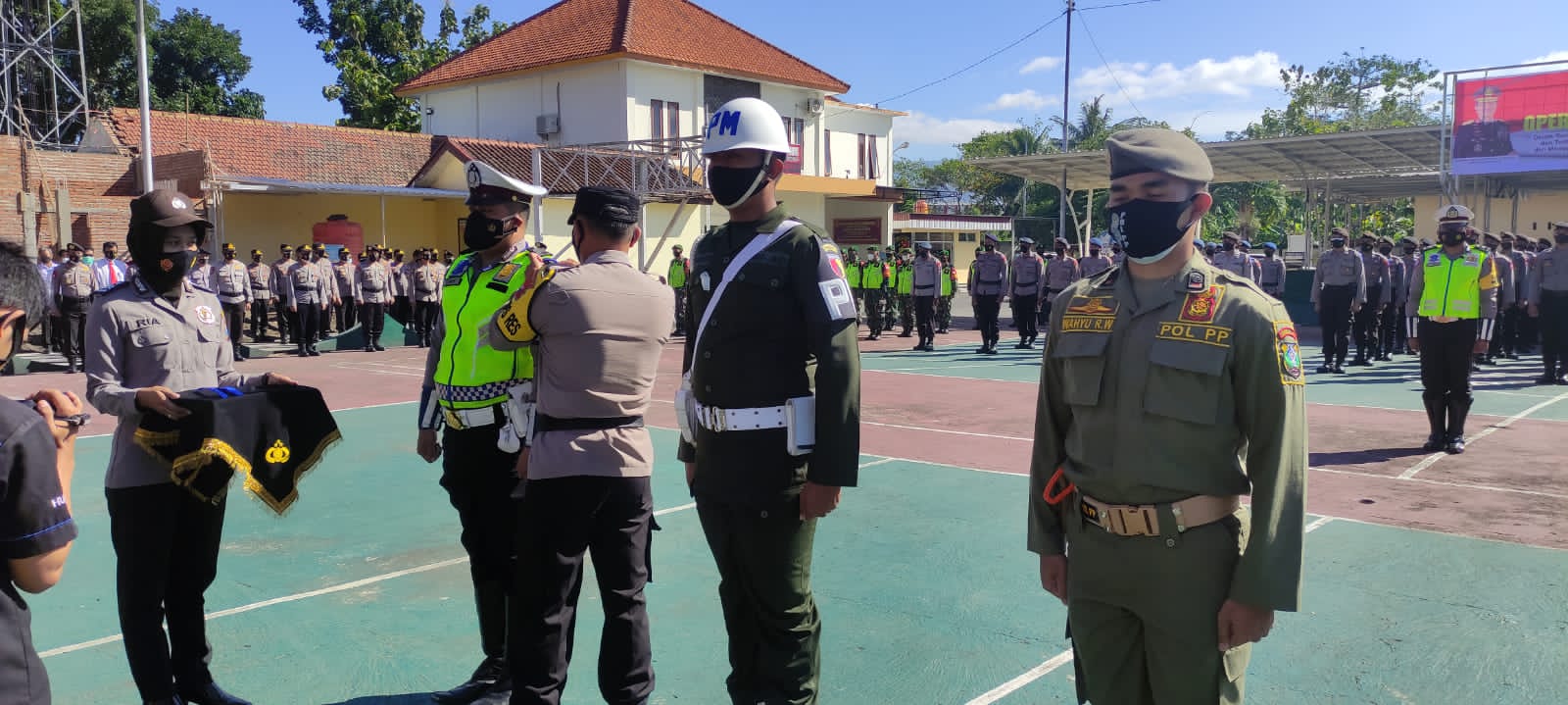 APEL PASUKAN: Apel gabungan di halaman Mapolres Bondowoso, kemarin, dalam rangka Operasi Patuh Semeru 2021.