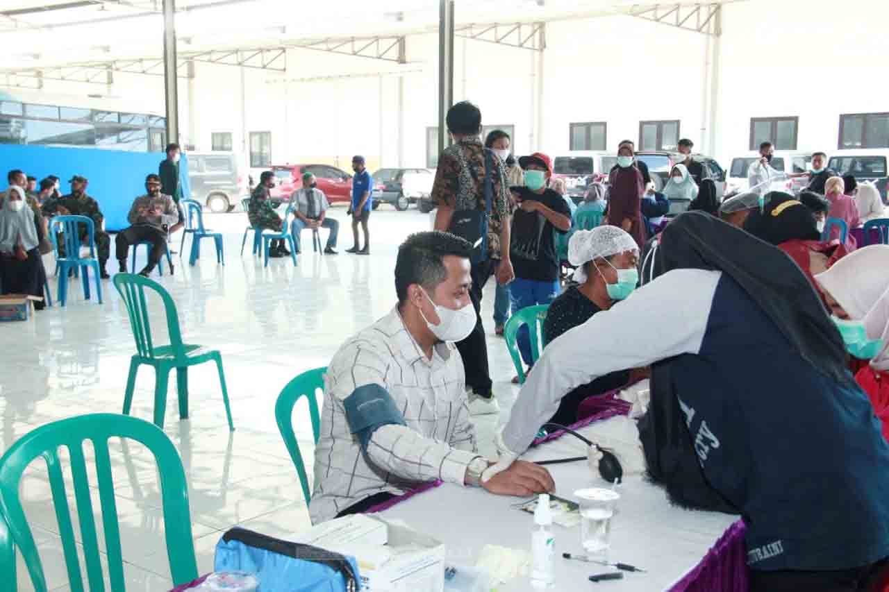 ANTUSIAS: Salah seorang warga ketika menjalani vaksinasi. Selain mendapatkan penyuntikan vaksin, mereka juga mendapatkan keringanan biaya umrah.