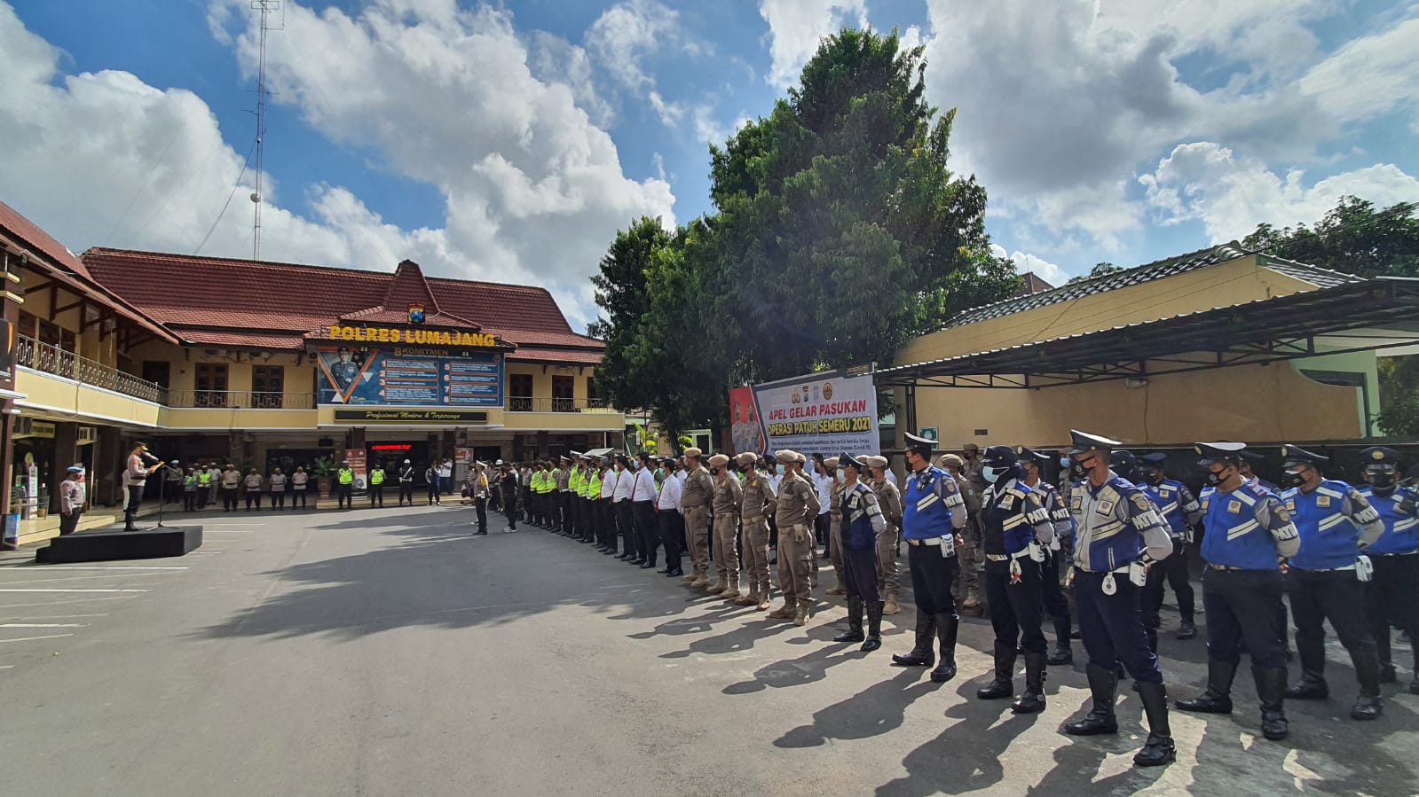 RESMI DIMULAI: Suasana apel gelar pasukan Operasi Patuh Semeru di halaman Mapolres Lumajang, kemarin pagi. Operasi tersebut dilakukan selama 14 hari sejak kemarin.