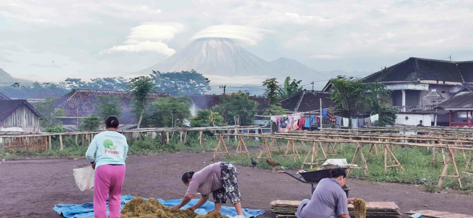BERTOPI: Pemandangan Gunung Semeru yang terlihat seakan-akan memakai topi. Fenomena langka ini terjadi karena tekanan angin yang membentuk awan melingkar mirip cincin.