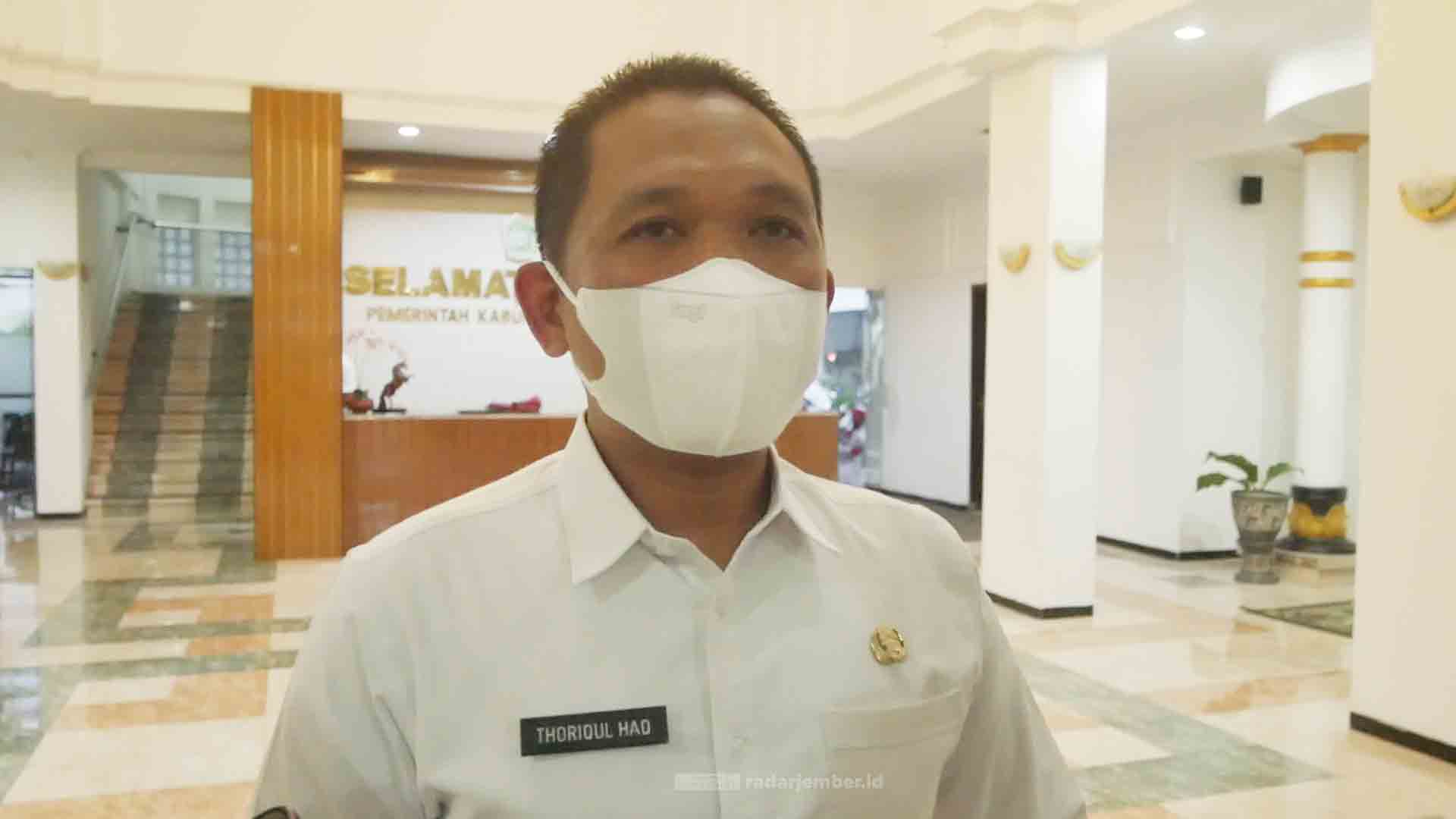 JELASKAN: Bupati Lumajang Thoriqul Haq saat menjelaskan hasil evaluasi capaian vaksinasi. Kini, untuk mengejar ketertinggalan, seluruh unsur bakal dilibatkan demi mencapai 70 persen vaksin.