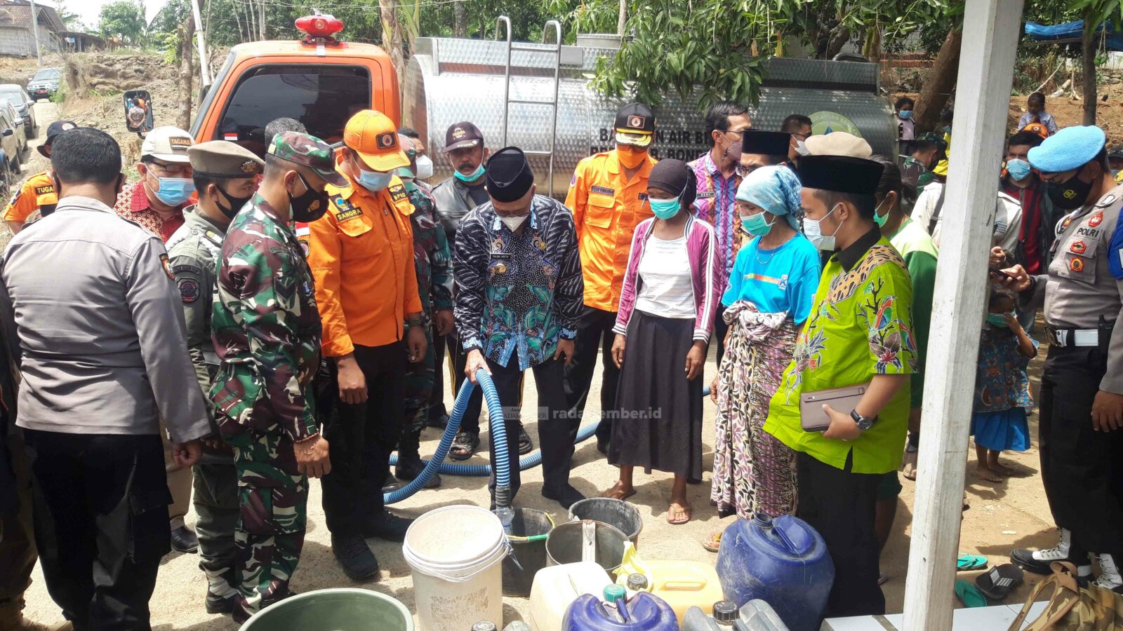 KEKERINGAN: Bupati Bondowoso ketika menyalurkan langsung air bersih kepada warga yang terdampak kekeringan. Di tempat penyaluran tersebut memang sedang kekurangan air bersih.