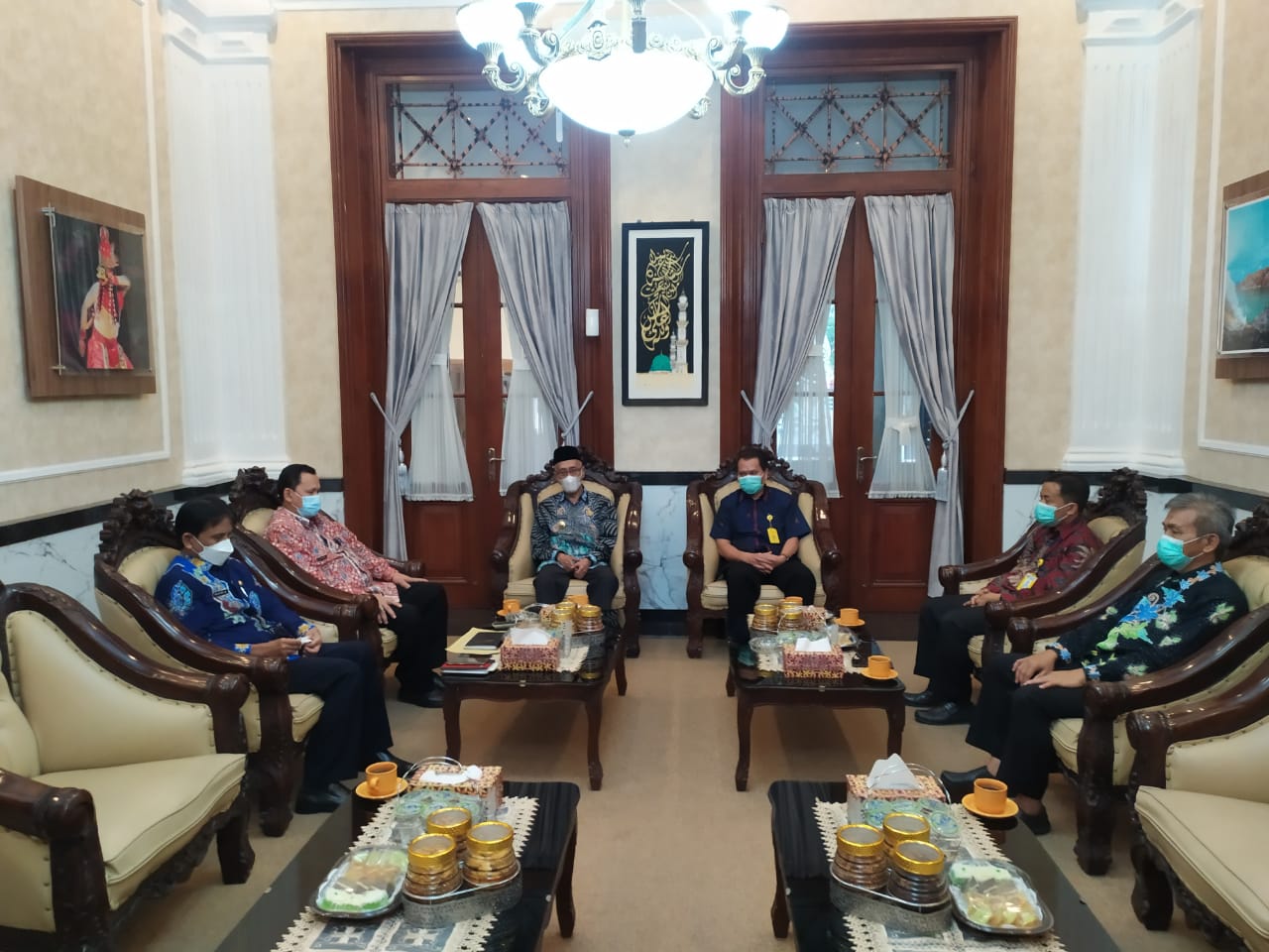 DEMI KEAMANAN: Kepala BPN saat menyerahkan berkas-berkas aset pemkab kepada Bupati Bondowoso.