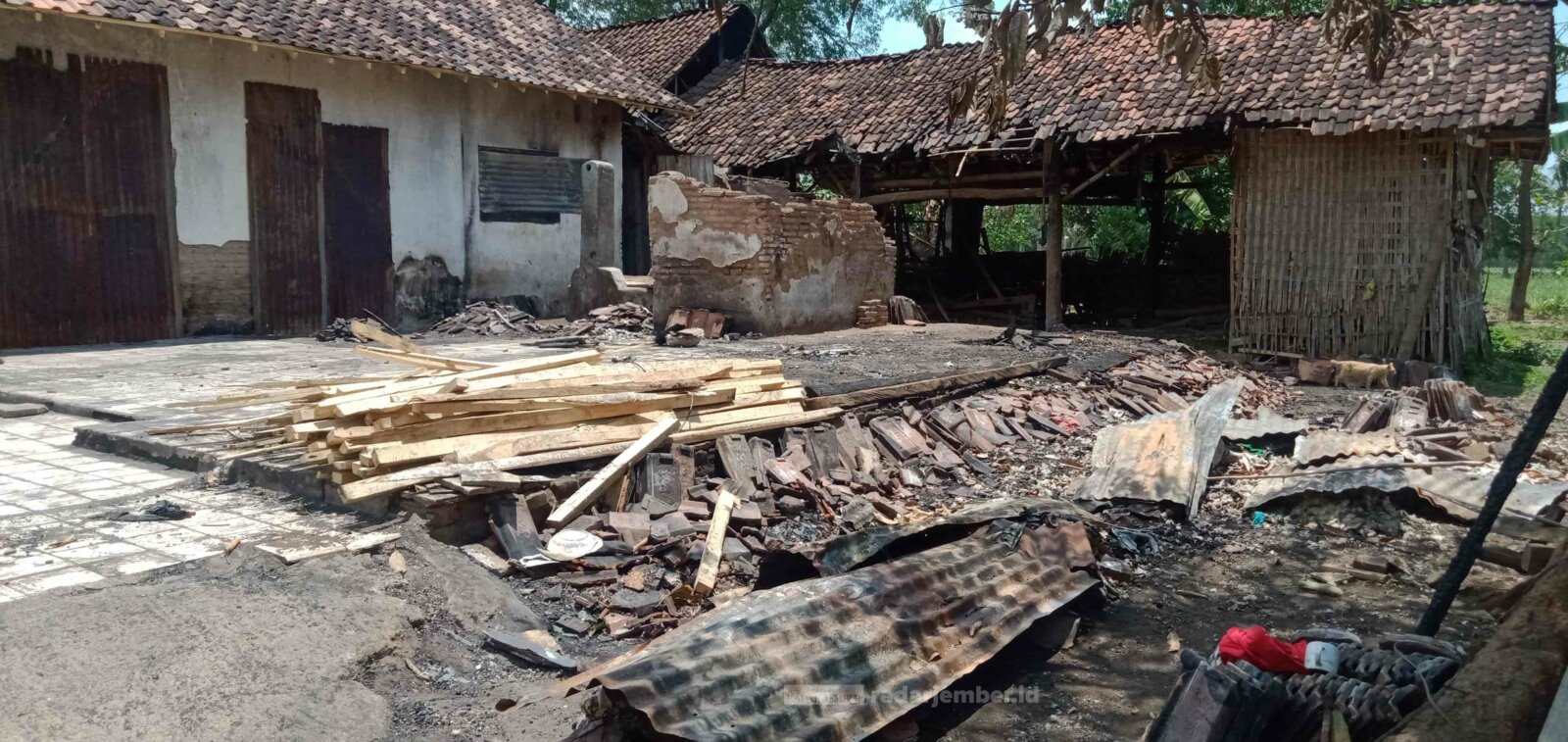 HANGUS: Sisa-sisa bangunan rumah yang terbakar akibat korsleting listrik. Peristiwa tersebut terjadi di Desa Lumutan, Kecamatan Botolinggo, Bondowoso.