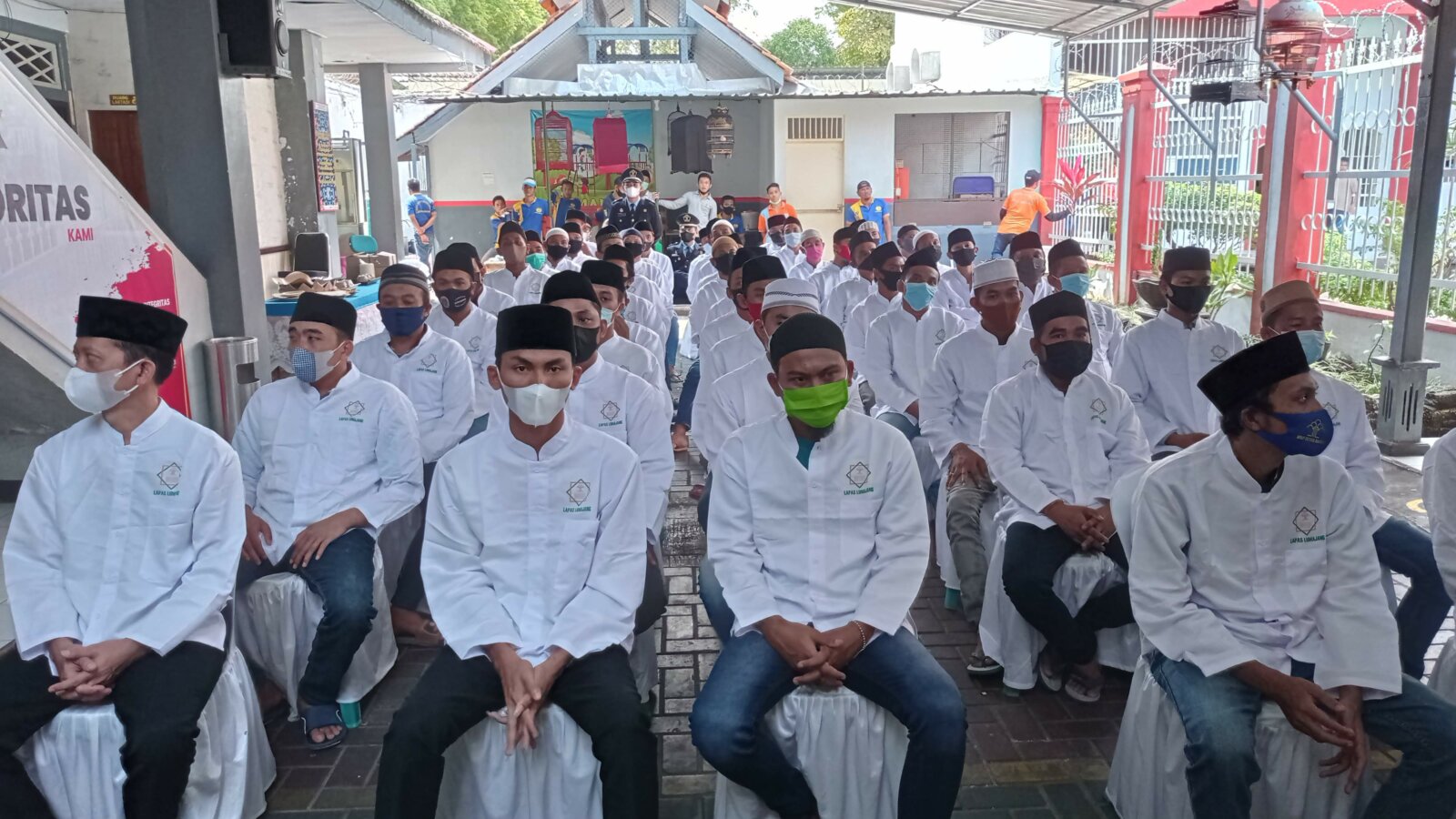 MULAI SENIN: Ratusan narapidana Lembaga Pemasyarakatan (Lapas) II B Lumajang saat menerima remisi, beberapa waktu lalu. Program Pesantren Lapas dengan Kemenag Lumajang resmi dimulai pekan depan.