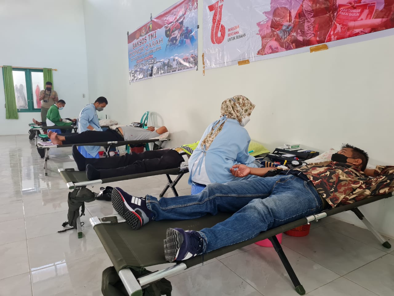 MELIMPAH: Kegiatan donor darah di Graha NU Jalan MT Haryono, Kelurahan Badean, Bondowoso. Perolehan darah dalam kegiatan itu tergolong cukup banyak.