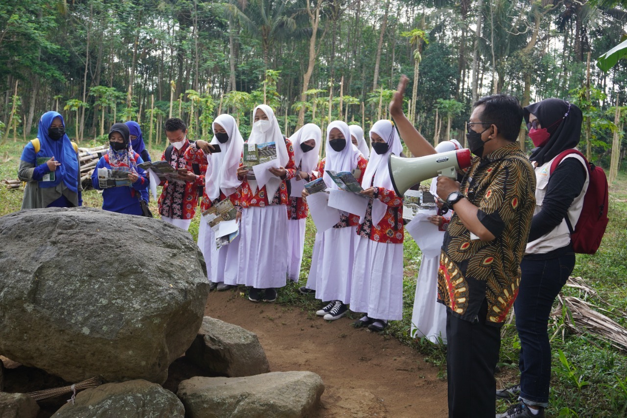 LANGSUNG KUNJUNGAN: Sejumlah siswa SMA Pujer ketika mengunjungi Situs Budaya Megalitikum Maskuning Kulon di Desa Maskuning Kulon, Kecamatan Pujer. Di sana mereka mempelajari banyak hal mengenai budaya, tradisi, sejarah, dan kebiasaan warga.