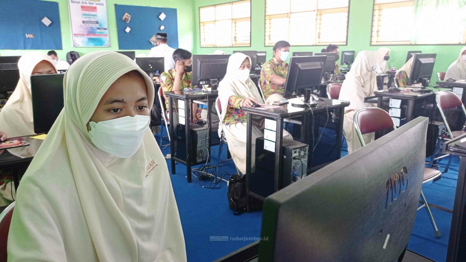 DIMONEV: Salah satu monitoring pelaksanaan ANBK di MA Nurul Islam, Bades, Pasirian. Tahun pertama, satu MA tidak mengikuti ANBK. Sebab, data yang terkirim dan terverifikasi pusat sudah melampaui batas.