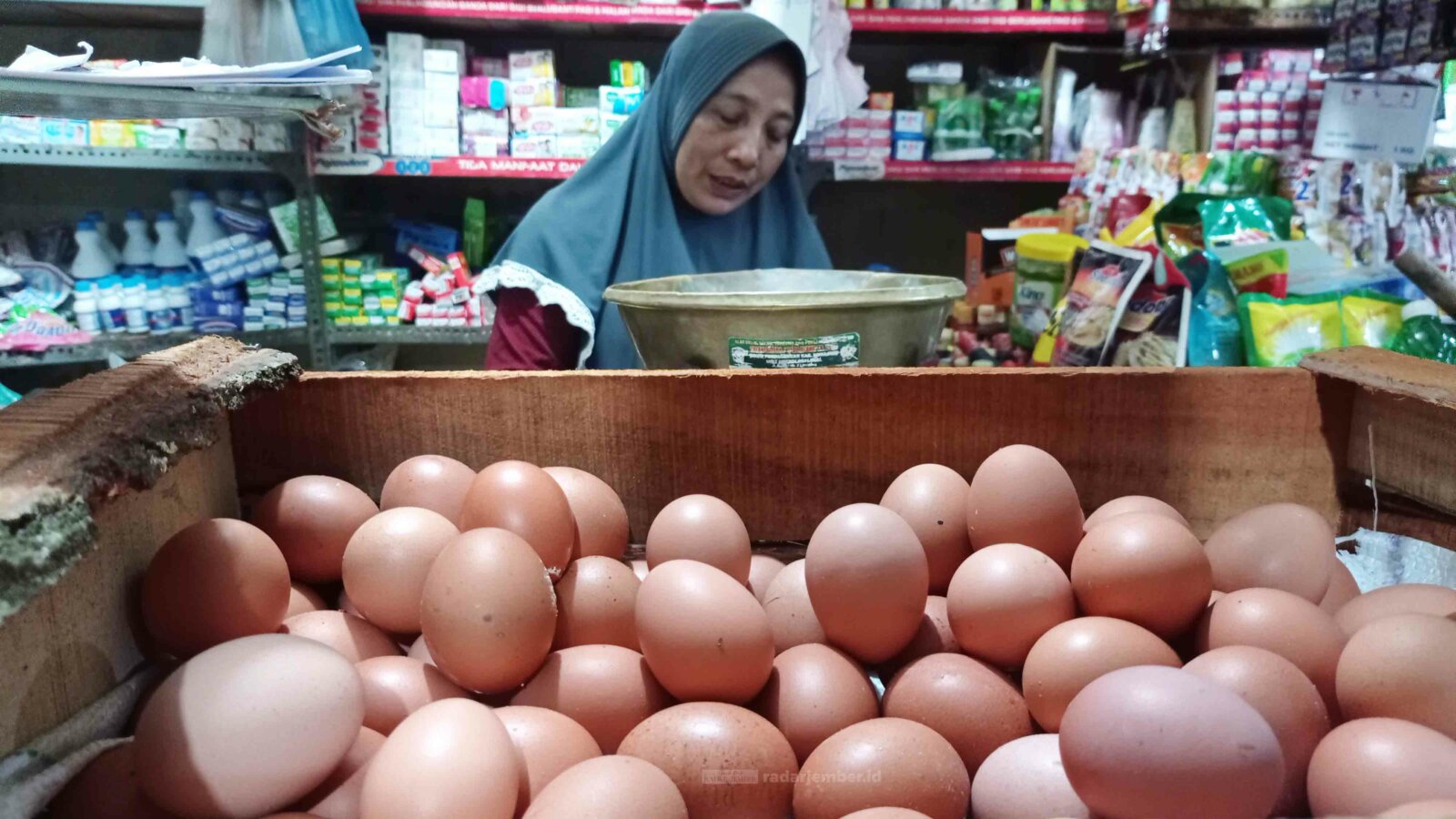 MULAI NORMAL: Salah satu pedagang telur di Pasar Pasirian, kemarin. Diakui, beberapa waktu lalu harga telur sempat anjlok. Kini, harganya mulai normal kembali.