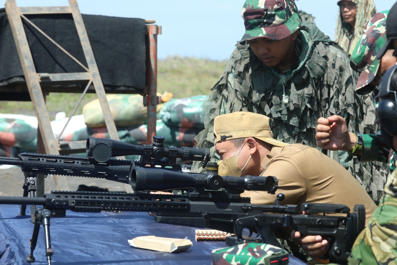 JADI WISATA: Bupati dan Wakil Bupati Lumajang memantau langsung latihan puncak Korpaskhas di AWR Pandanwangi, Tempeh, kemarin. Bupati menegaskan akan terus melengkapi sejumlah fasilitas tourism di AWR Pandanwangi.