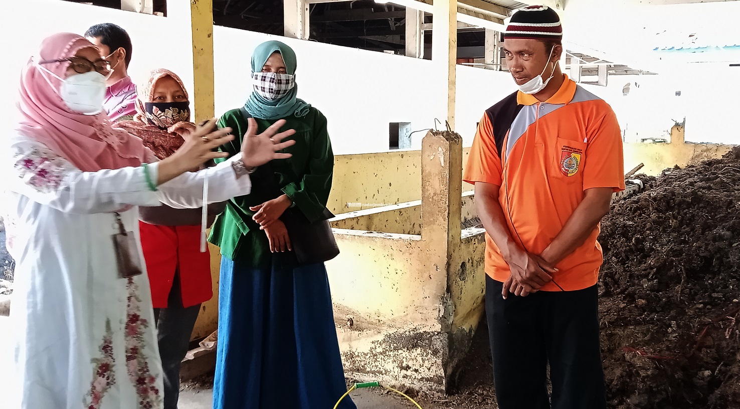 RABUK RAMAH LINGKUNGAN: Dwita Indra Rosa dari Balai Besar Pelatihan Peternakan Batu saat memberikan pelatihan pembuatan pupuk organik kepada petani Jember.