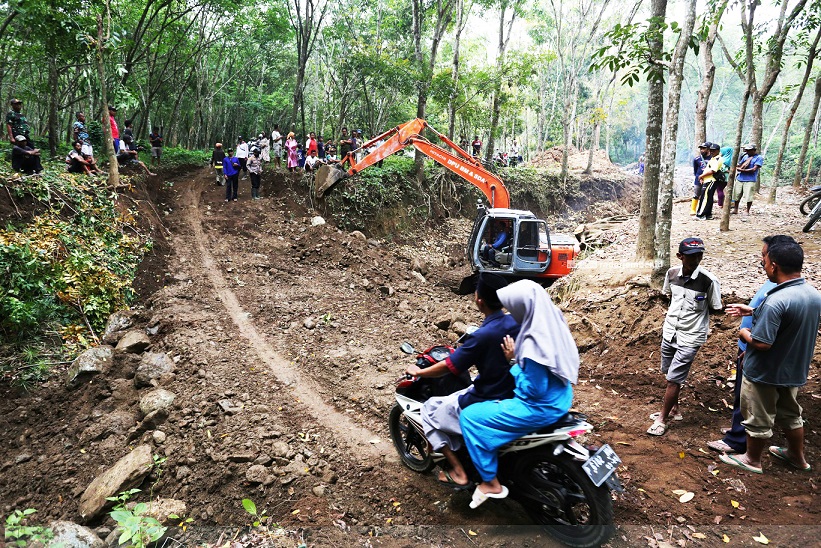 JADI SOROTAN: Lokasi pengambilan video ibu hamil yang ditandu oleh warga. Kini, DPU BMSDA Pemkab Jember membikin jalan darurat agar bisa dilewati kendaraan. Foto insert: tangkapan layar video saat ibu hamil ditandu oleh warga.