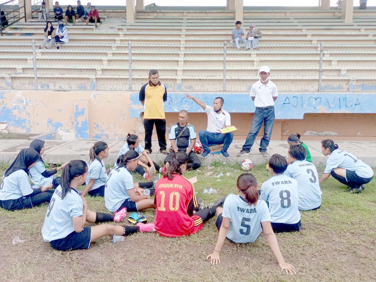ATLET POTENSIAL: Tim JWL, sepak bola putri Jember, seusai melakukan laga uji coba melawan tim sepak bola putri Porprov Bondowoso, kemarin (24/9). Dalam pertandingan di Stadion Notohadinegoro itu, JWL unggul 3-0 atas tim tamu.
