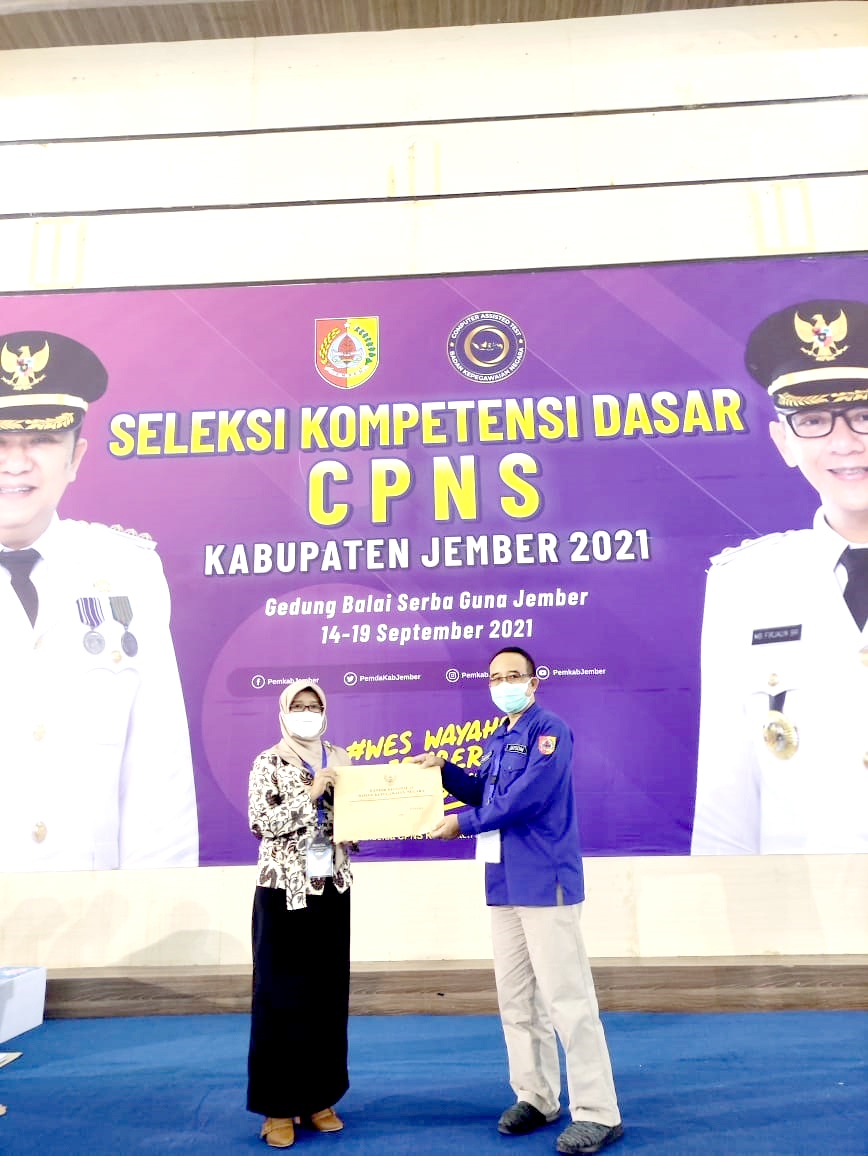RAMPUNG: Kepala Badan Kepegawaian dan Pengembangan Sumber Daya Manusia (BKPSDM) Sukowinarno bersama Koordinator Tim BKN Sri Hartini saat serah terima berita acara pelaksanaan Calon Pegawai Negeri Sipil (CPNS) di Gedung Serba Guna (GSG), Kecamatan Kaliwate