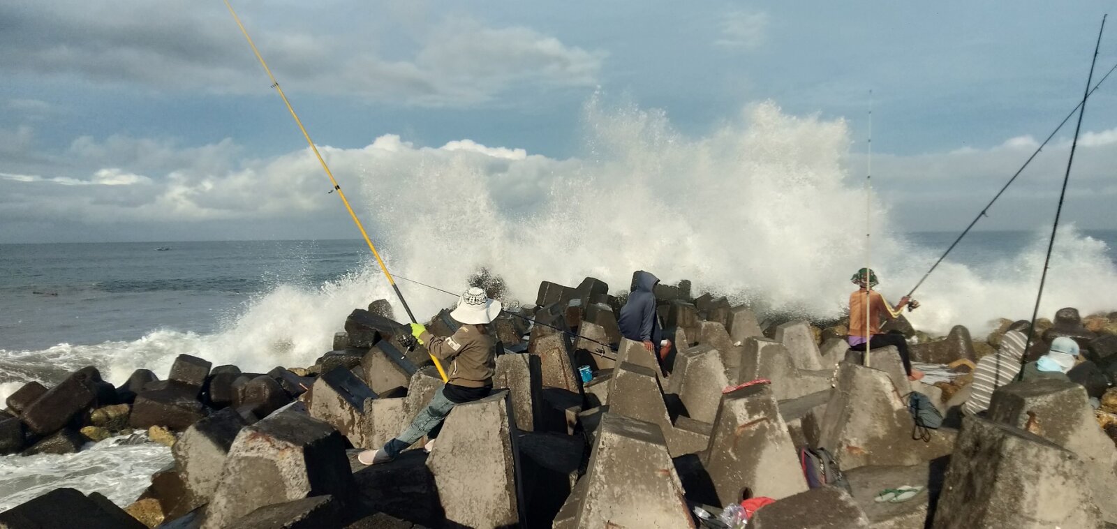 NEKAT: Para pemancing ini memilih bagian ujung breakwater atau pemecah ombak sebagai lokasi mengail ikan. Deburan ombak menjadi sensasi tersendiri bagi para penyuka olahraga joran tersebut.