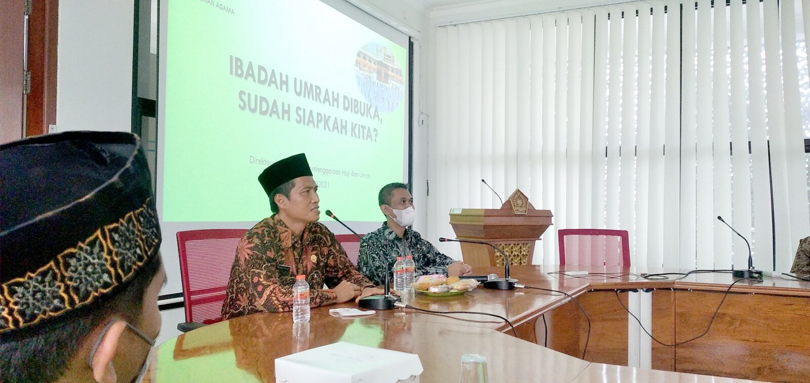 MENUNGGU KEPASTIAN: Kantor Kementerian Agama (Kemenag) Jember menggelar koordinasi dengan sejumlah penyelenggara jasa travel umrah, beberapa waktu lalu.
