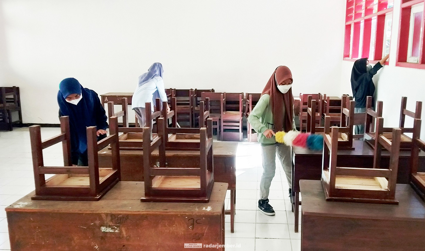 SIAP BELAJAR: Siswa kelas VIII SMPN 1 Tanggul membersihkan ruang kelasnya. Dampak belajar daring akibat pandemi dan perpanjangan PPKM, lima siswa di sekolah ini pindah ke pesantren.
