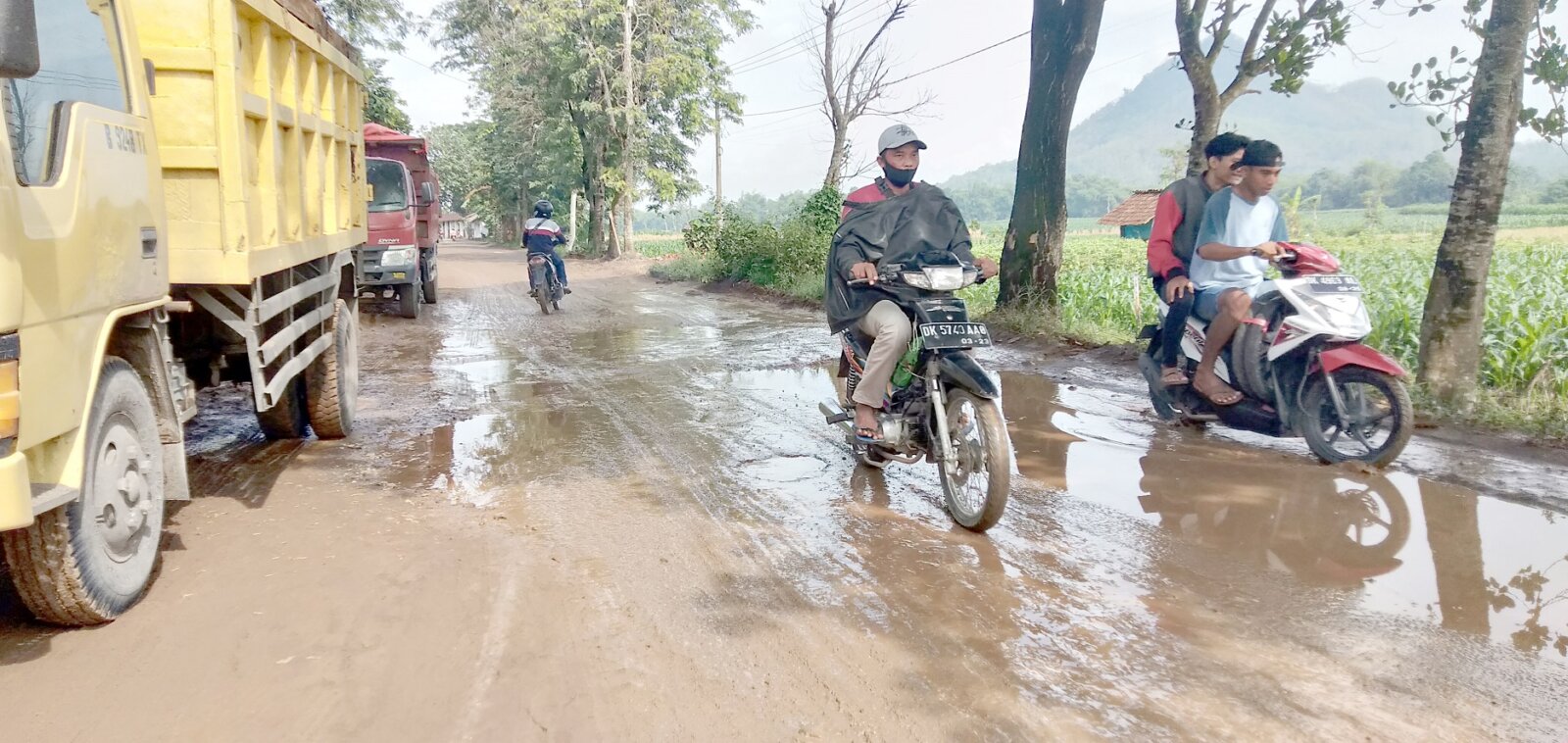 BERLUMPUR: Jalan penghubung dua kecamatan, tepatnya di Dusun Gumukrase, Desa Kemuningsari Kidul, Jenggawah, rusak parah setelah diguyur hujan.