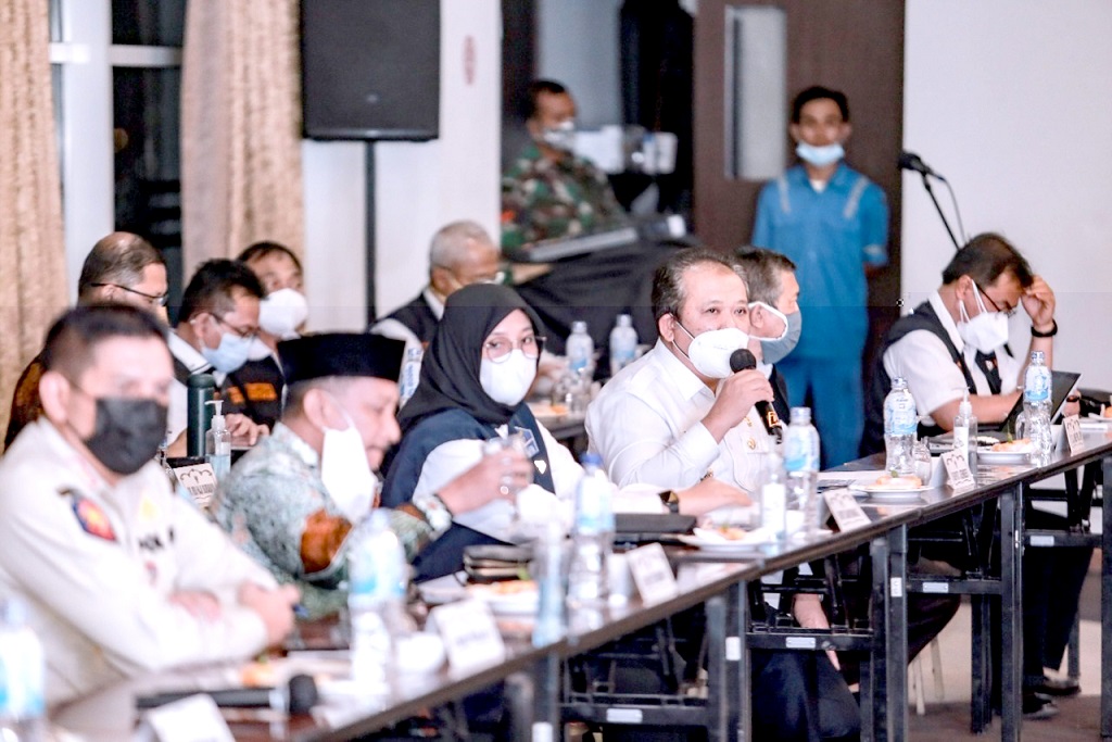 SALING MENDUKUNG: Bupati Jember Hendy Siswanto dan Wakil Bupati Jember MB Firjaun Barlaman saat menjalani rapat koordinasi bersama Gubernur Jatim Khofifah Indar Parawansa di Hotel Java Lotus, Rabu (1/9) malam.