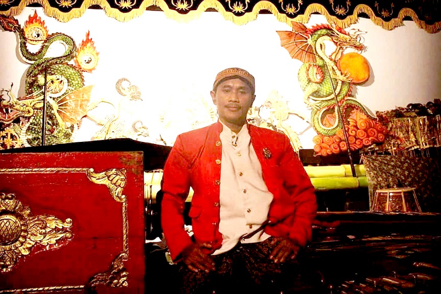 MULTITALENTA: Eddy Siswanto, dalang kondang asal Karanganyar, Ambulu. Di saat bersamaan, dia juga seorang pelatih bulu tangkis untuk anak-anak didiknya.