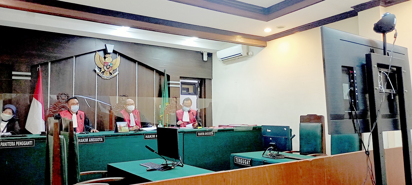 DIADILI: Sidang virtual dengan terdakwa kasus narkoba yang dilakukan oleh mantan kepala desa di Ruang Sidang Cakra Pengadilan Negeri Jember, kemarin (20/9).