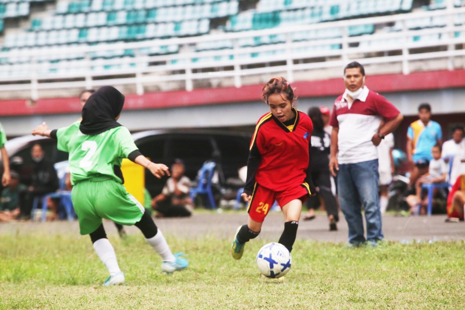 JADI PAHLAWAN: Shela, pemain JWL, saat mencoba melewati barisan pertahanan Putri Minakjinggo Banyuwangi dalam laga persahabatan di JSG, kemarin (29/9). Shela berhasil mencetak satu gol yang jadi penyelamat JWL dari kekalahan.