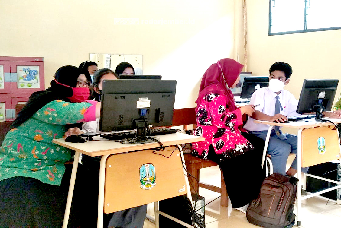 DITEMANI GURU: Pelaksanaan AKM di SLB Negeri Patrang diikuti oleh lima siswa dengan guru pendamping. Para tenaga pendidik itu bertugas menjelaskan maksud soal, tanpa ikut mengerjakannya.