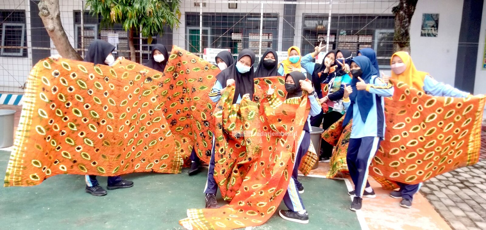 BIKIN SENDIRI: Siswa SMPN 10 Jember praktik membuat batik untuk dijadikan seragam sekolahnya sendiri.