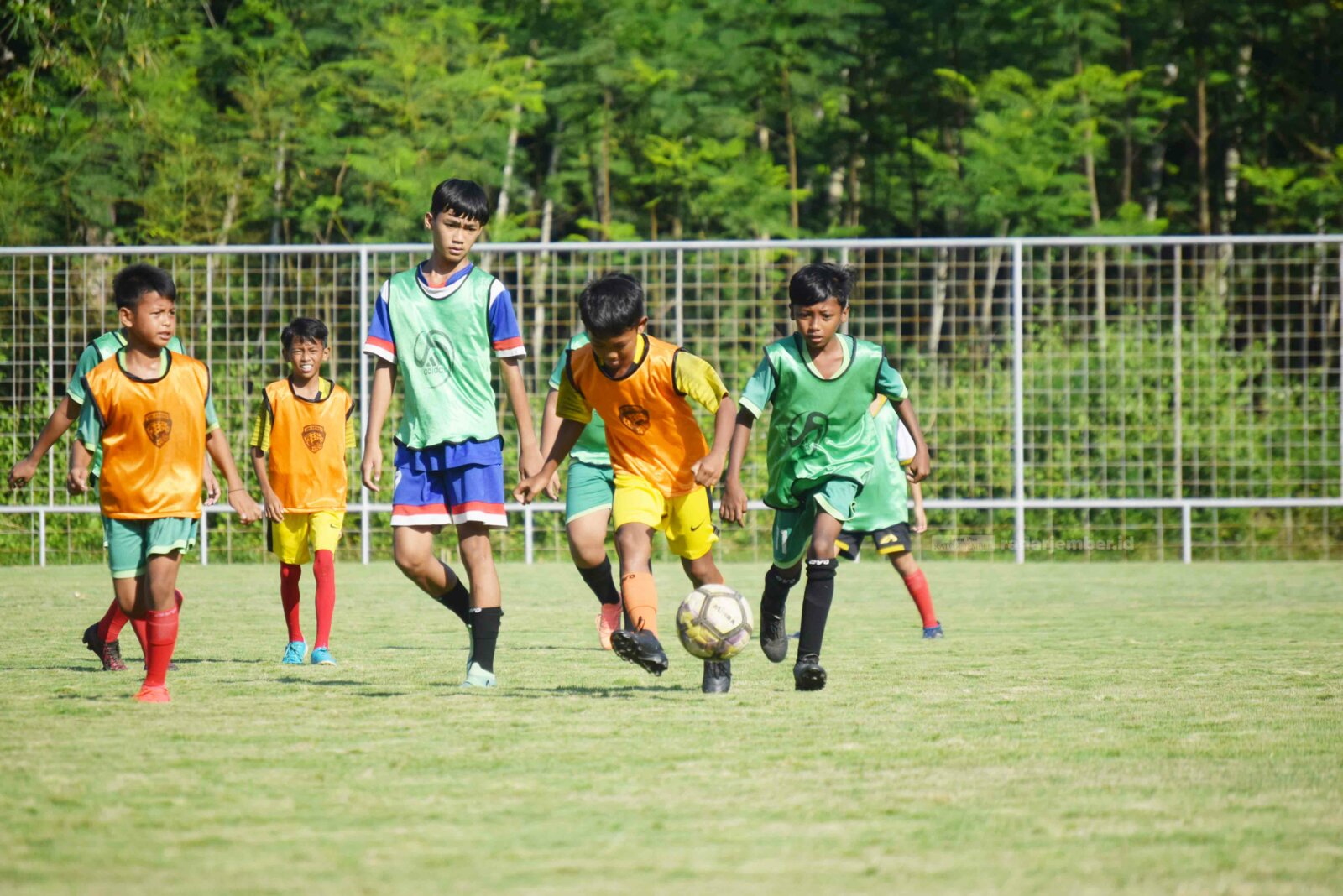 KEMBALI LATIHAN: Sejumlah pesepak bola cilik ketika berlatih lagi, sejak beberapa waktu lalu. Kini mereka mulai merumput kembali setelah sempat latihan di rumah selama pandemi.