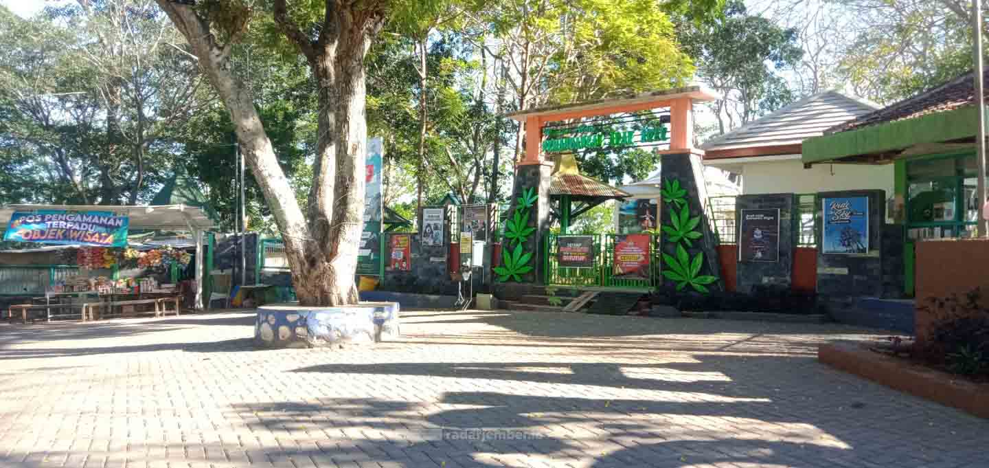 SEPI: Wisata Arak-Arak Bondowoso ketika ditutup selama PPKM. Tapi, masih ada pedagang yang berjualan di tempat itu.