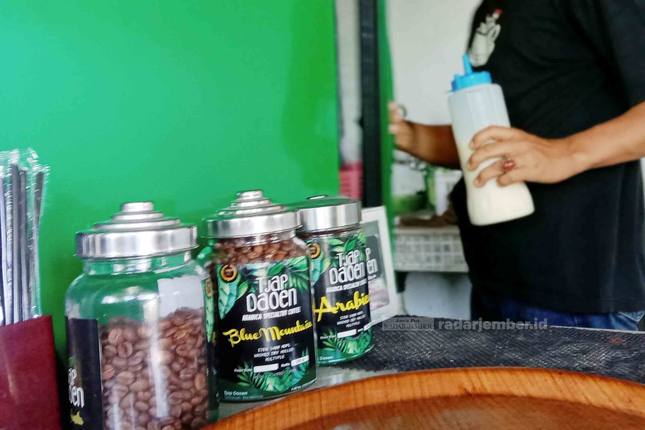 MASIH PRODUKSI: Salah seorang barista sedang membuat seduhan kopi untuk pelanggan. Para pelaku usaha di bidang perkopian antusias dan menyambut baik inisiasi Pemkab Bondowoso yang akan membangkitkan kembali branding Bondowoso Republik Kopi (BRK).